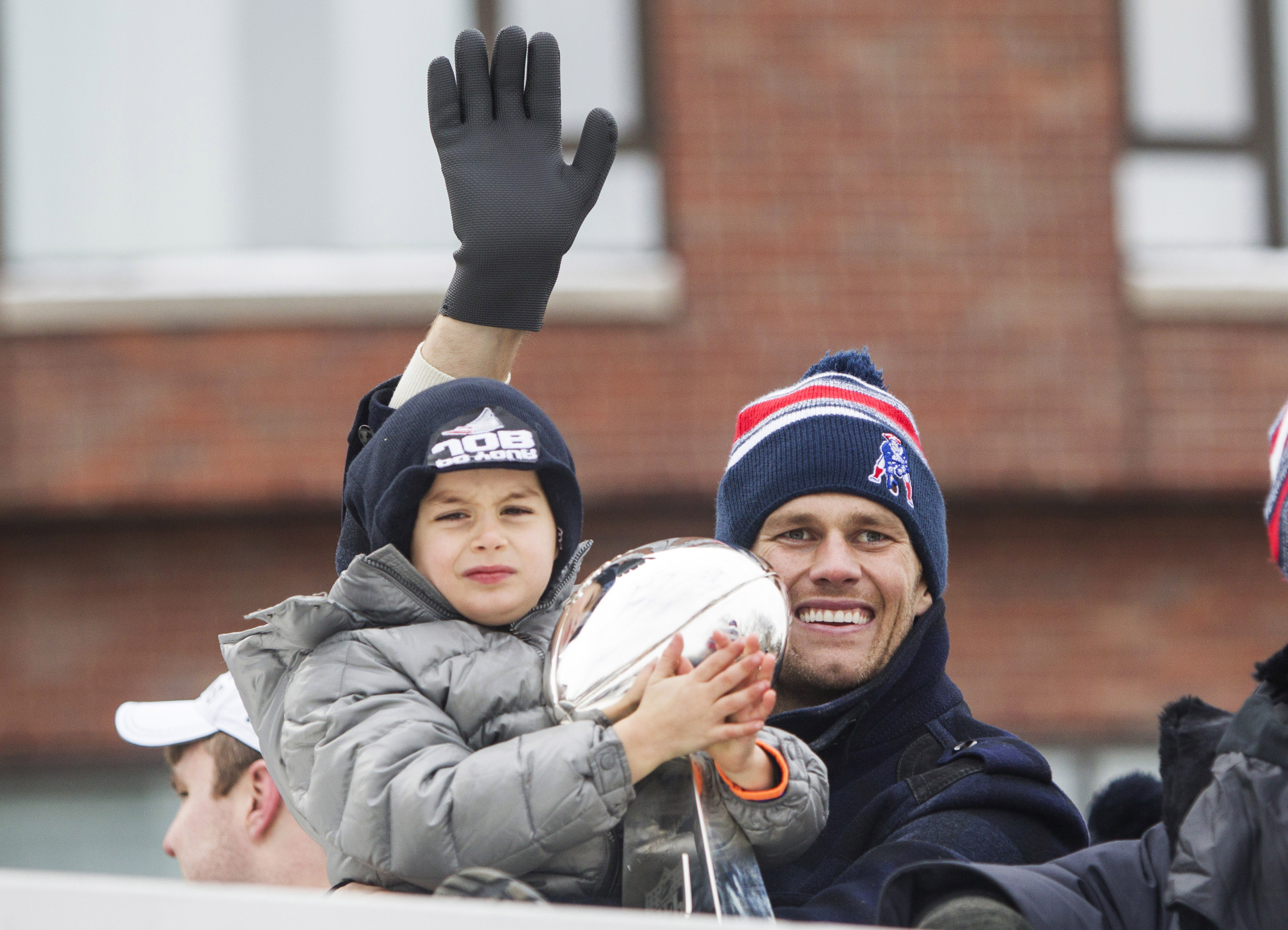 During the Patriots' 2015 victory parade, Benjamin proudly held the Lombardi Trophy while sitting beside his father. Today, the once-small child has transformed into a broad-shouldered teenager whose mature appearance left many fans stunned.