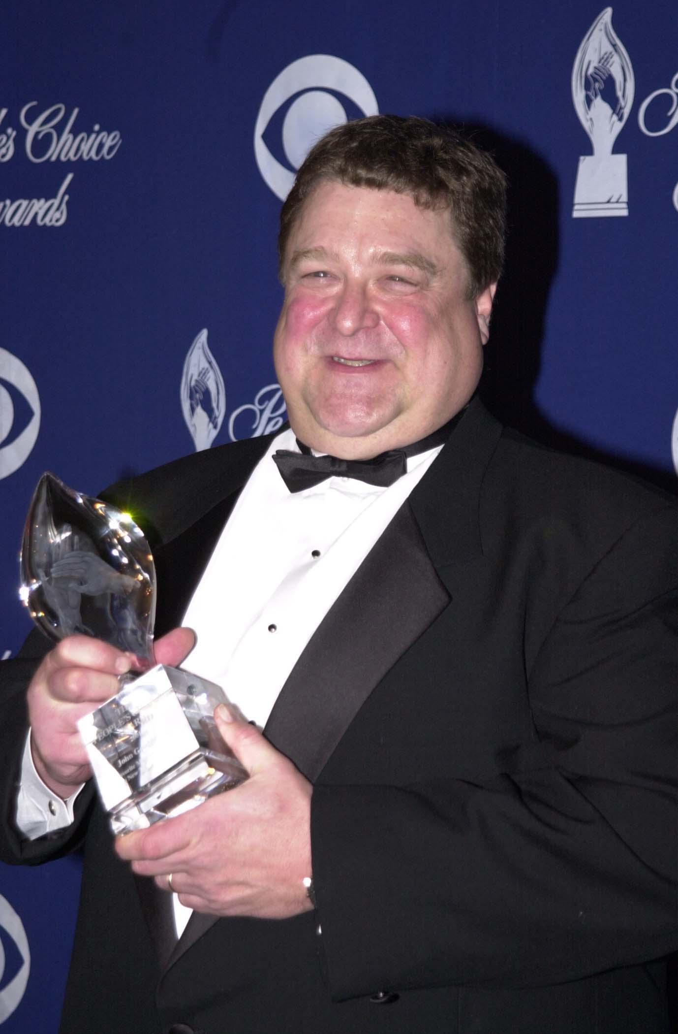John Goodman celebrates at the 2001 People’s Choice Awards, proudly holding his award as he continued to enjoy the affection of television audiences.