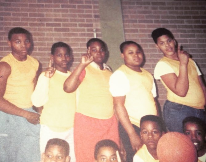 Floyd Mayweather Jr. is pictured with his 5th grade basketball team, seen in a post dated September 9, 2017 | Source: Instagram/floydmayweather