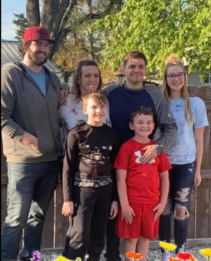 McFarland family members pose together in an undated family photo. Six relatives — Lesa McFarland, Dakota Whitlow, Austin Harris, Ryle McFarland, Mark McFarland, and Ryan McFarland Jr. — were killed in a Muscatine, Iowa, shooting spree on June 2, 2026. | Source: Facebook/Trending News Tracker