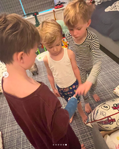 Rafael Baldwin's siblings looking at his cast. | Source: Instagram/hilariabaldwin