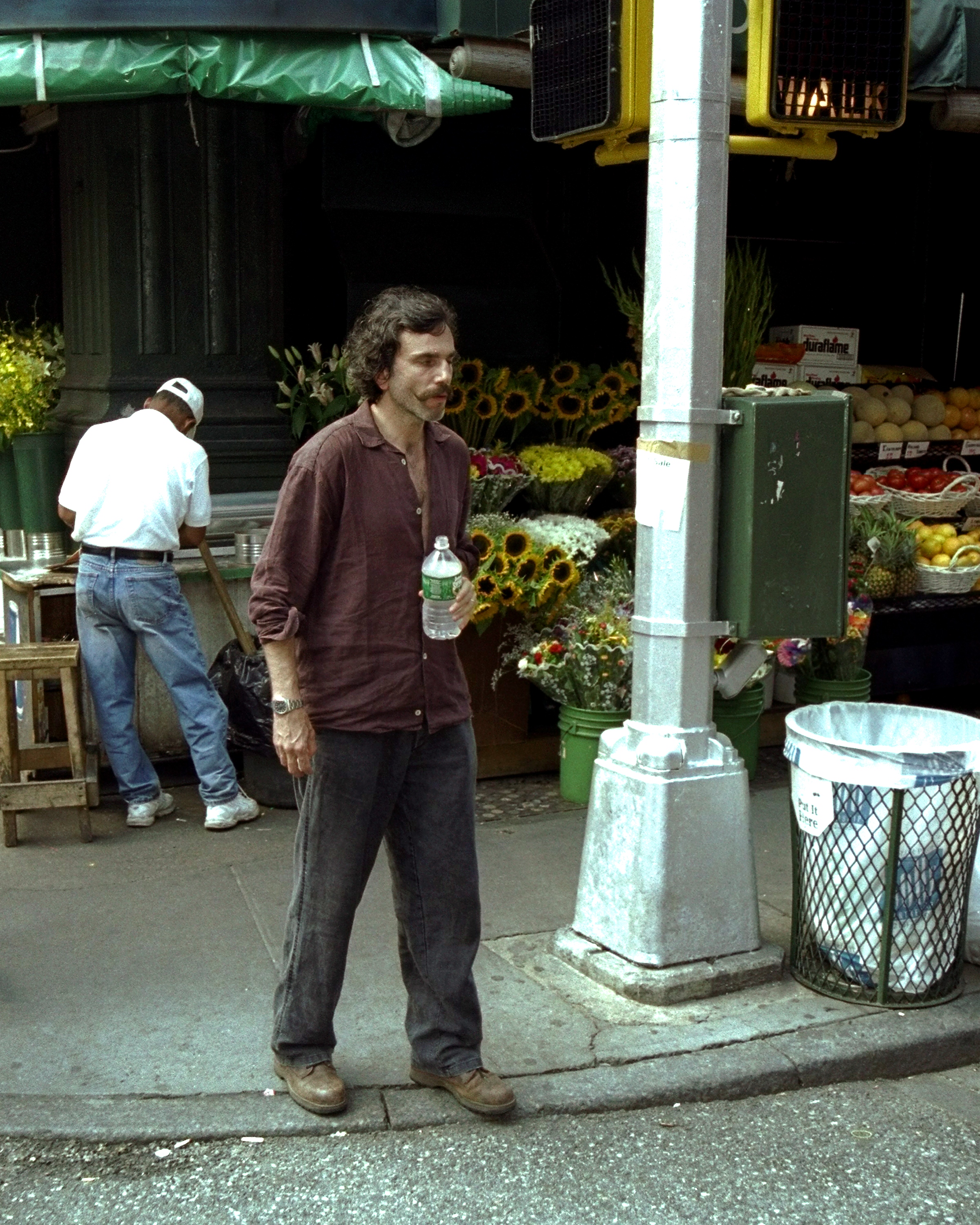 Daniel Day-Lewis seen taking a walk in Manhattan, New York, on July 21, 2000. | Source: Getty Images