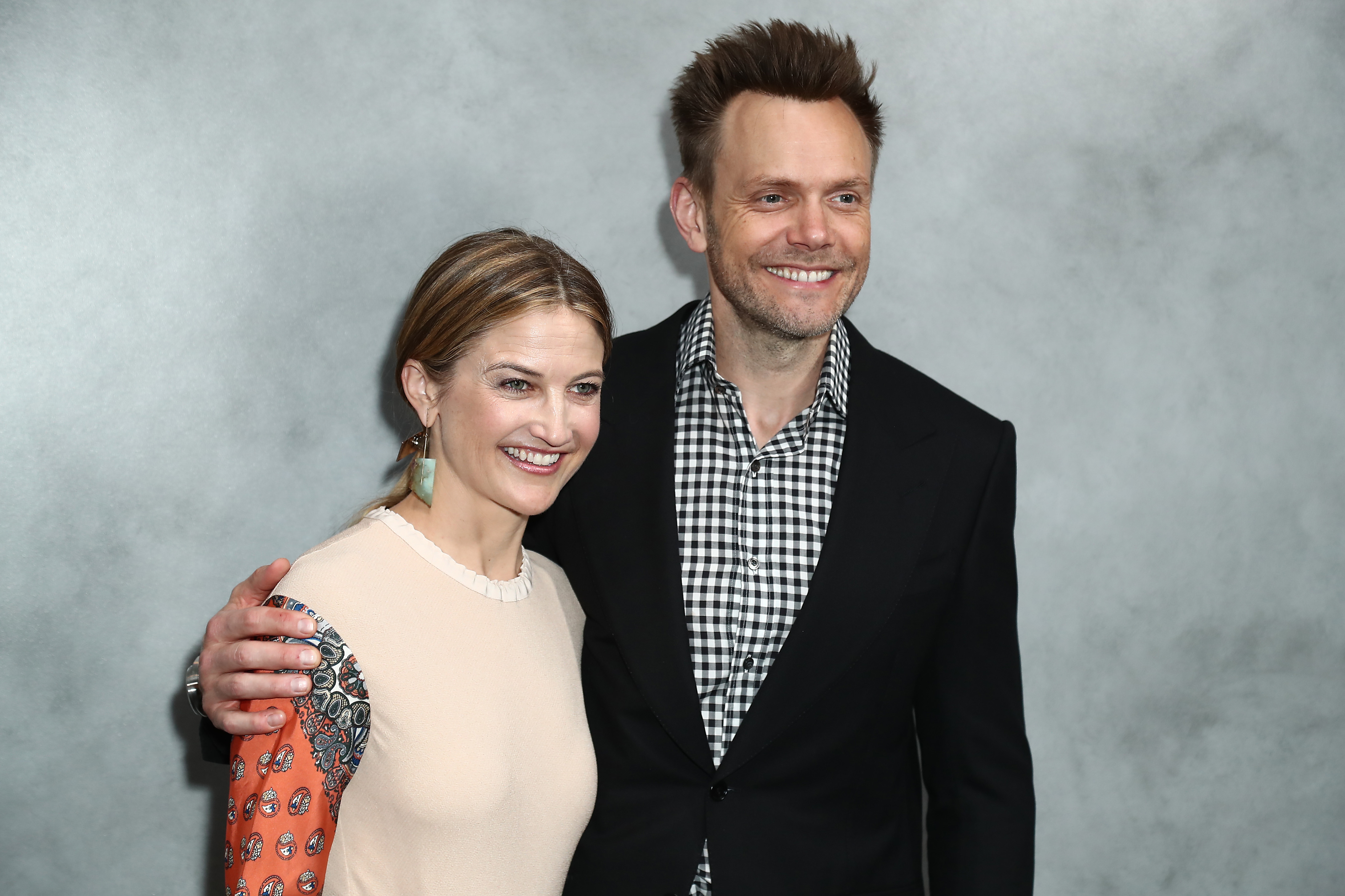 Sarah Williams and Joel McHale at the 2019 Hammer Museum Gala in The Garden at Hammer Museum on October 12, 2019, in Los Angeles, California. | Source: Getty Images