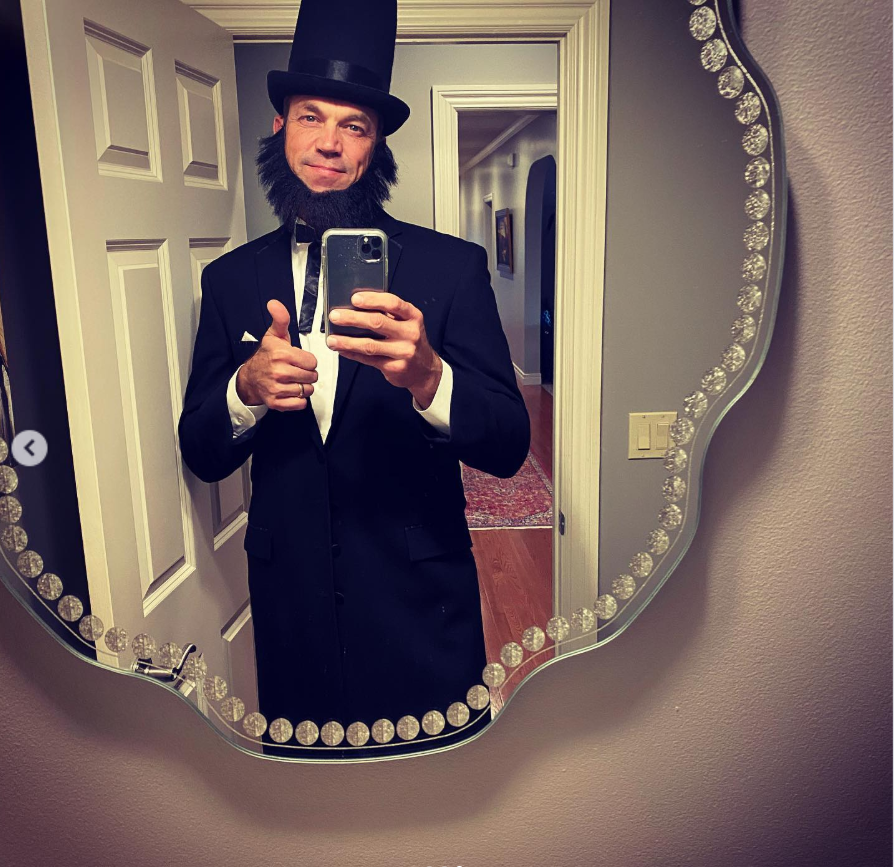Bryon Noem, fully suited as Abraham Lincoln, snaps a casual selfie, giving a thumbs-up as if the 16th president just mastered modern-day selfies. | Source: Instagram/sdbryonnoem