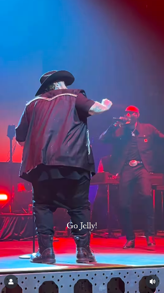 Jelly Roll dancing as a bandmate hyped him up. | Source: Instagram/nashville_stacy