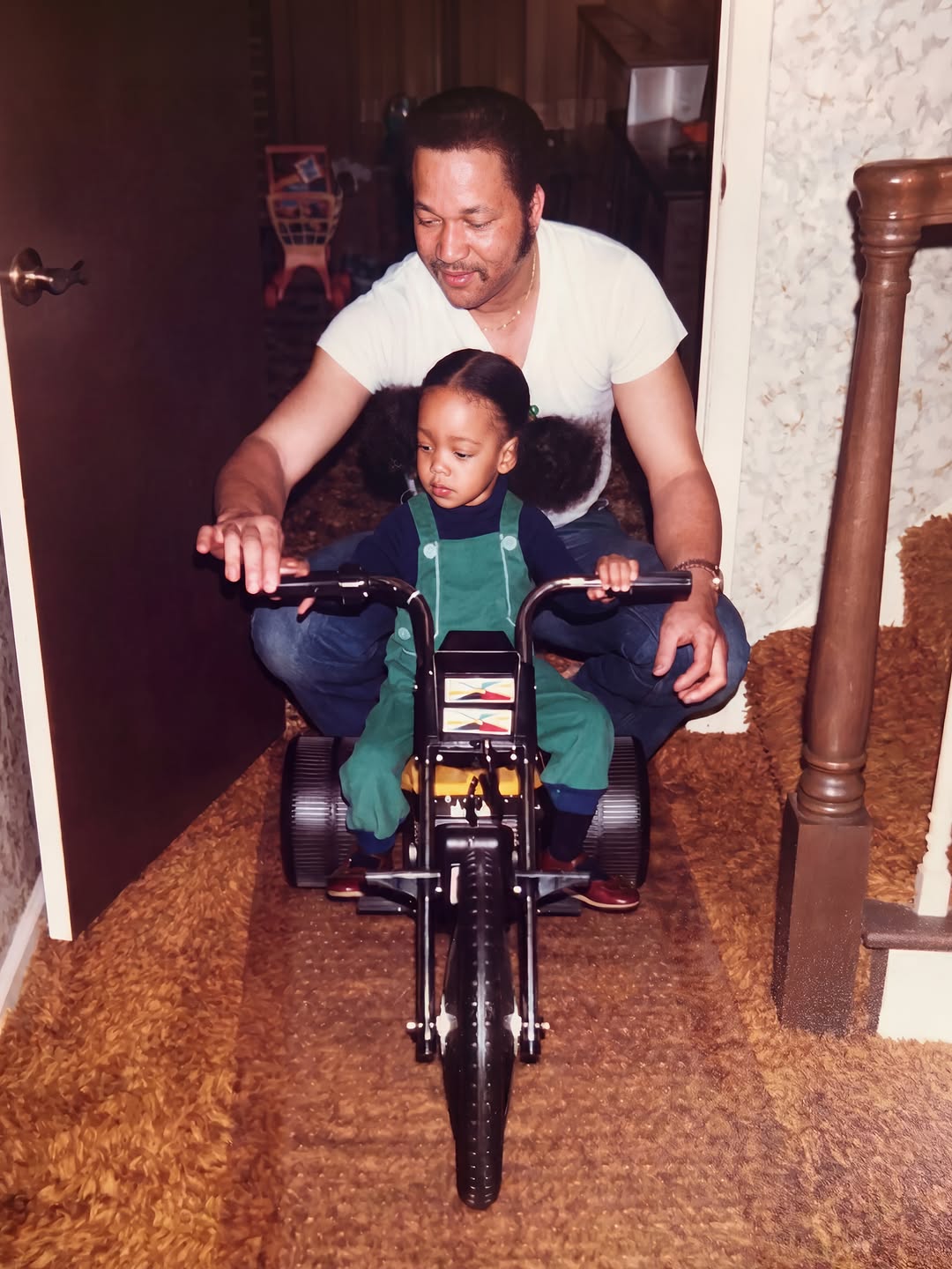 Monica as a little girl with her dad. | Source: Instagram/monicadenise