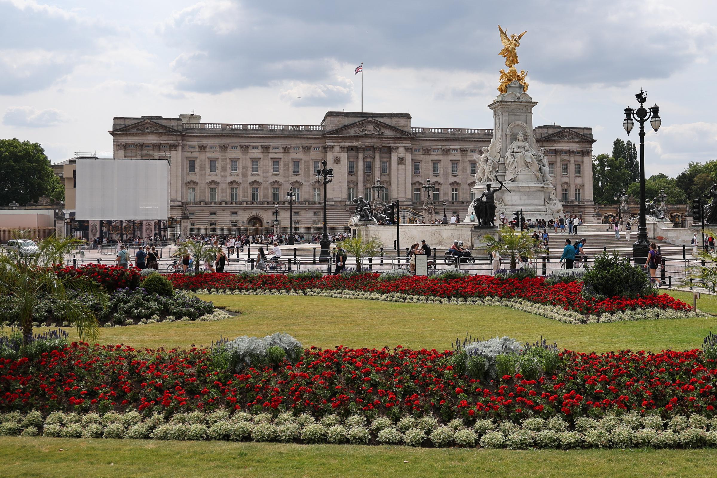 Buckingham Palace became the focus of a key question after Harry and Meghan returned to the U.K.: whether living in Britain again would change their position within the Royal Family. The Royal Household soon provided a formal answer. | Source: Getty Images