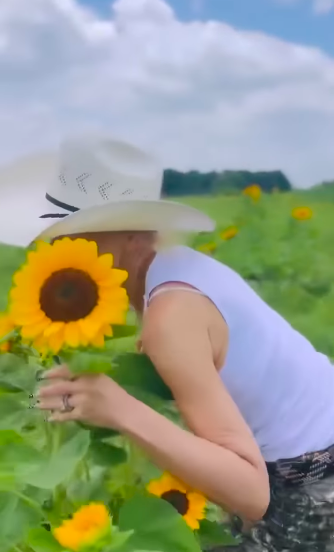 Stefani's connection to Oklahoma appears to have grown well beyond simply spending time at Shelton's ranch. She has described arriving there and feeling that she was finally where she was "supposed to be." | Source: Instagram/gwenstefani