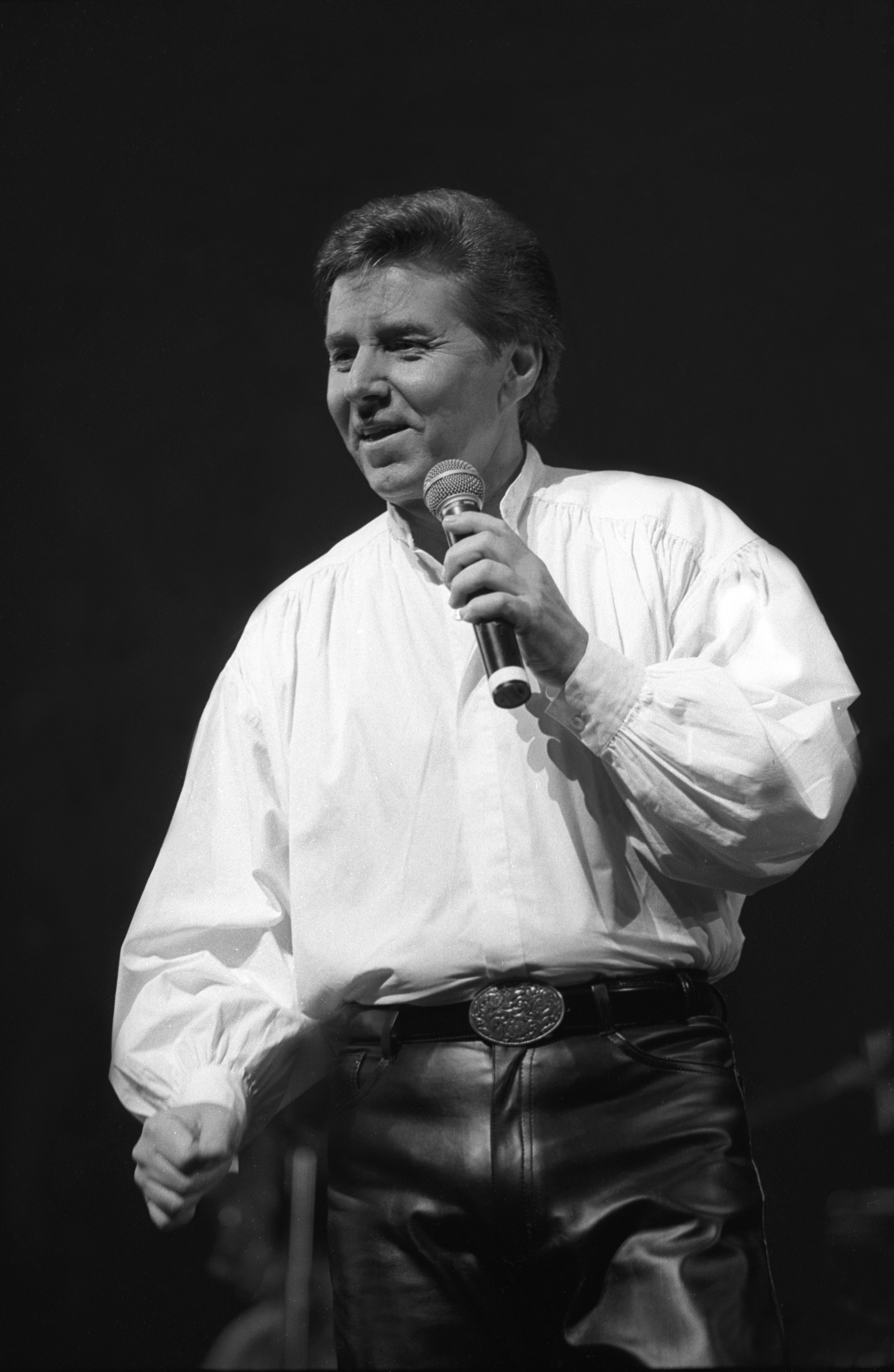 Bobby Sherman performing live on July 24, 1998. | Source: Getty Images