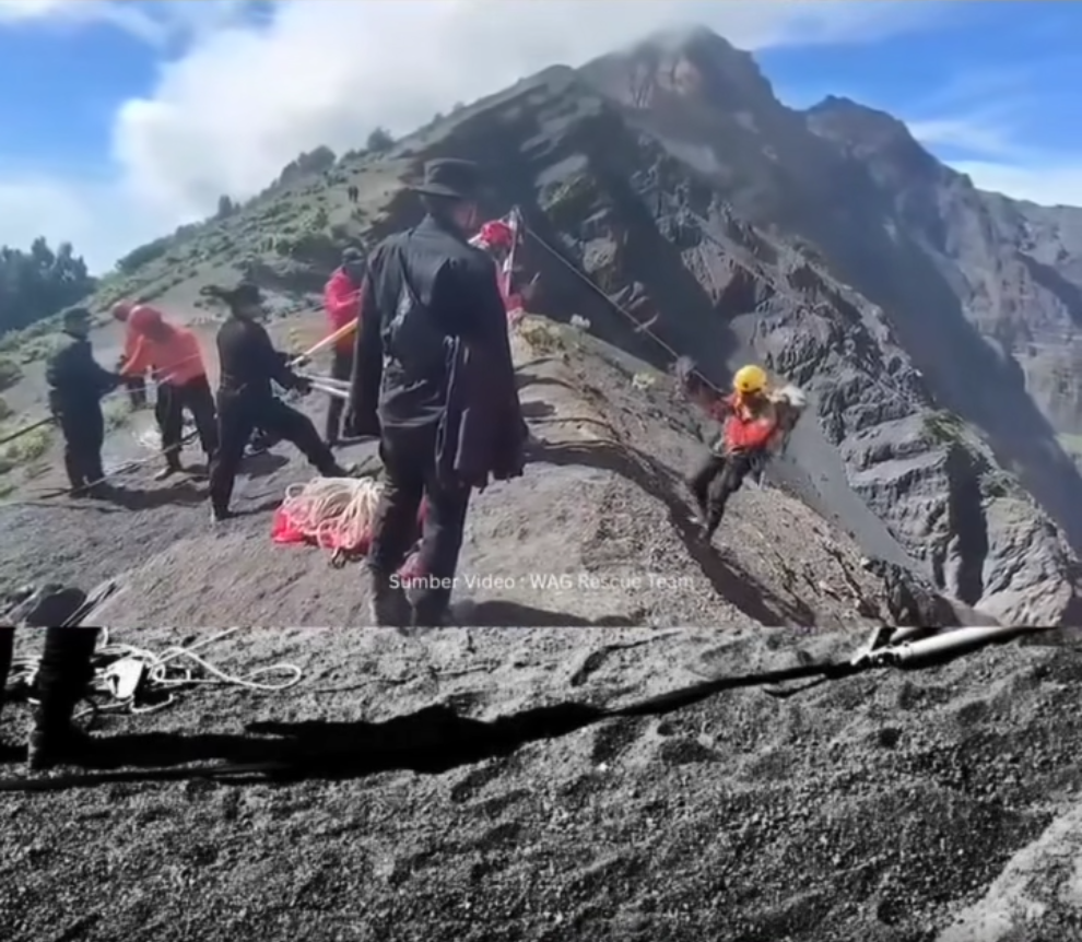 A member of the rescue team descends 250 meters to Juliana Marins's location, from a post dated June 23, 2025 | Source: Facebook/ExplorePendaki