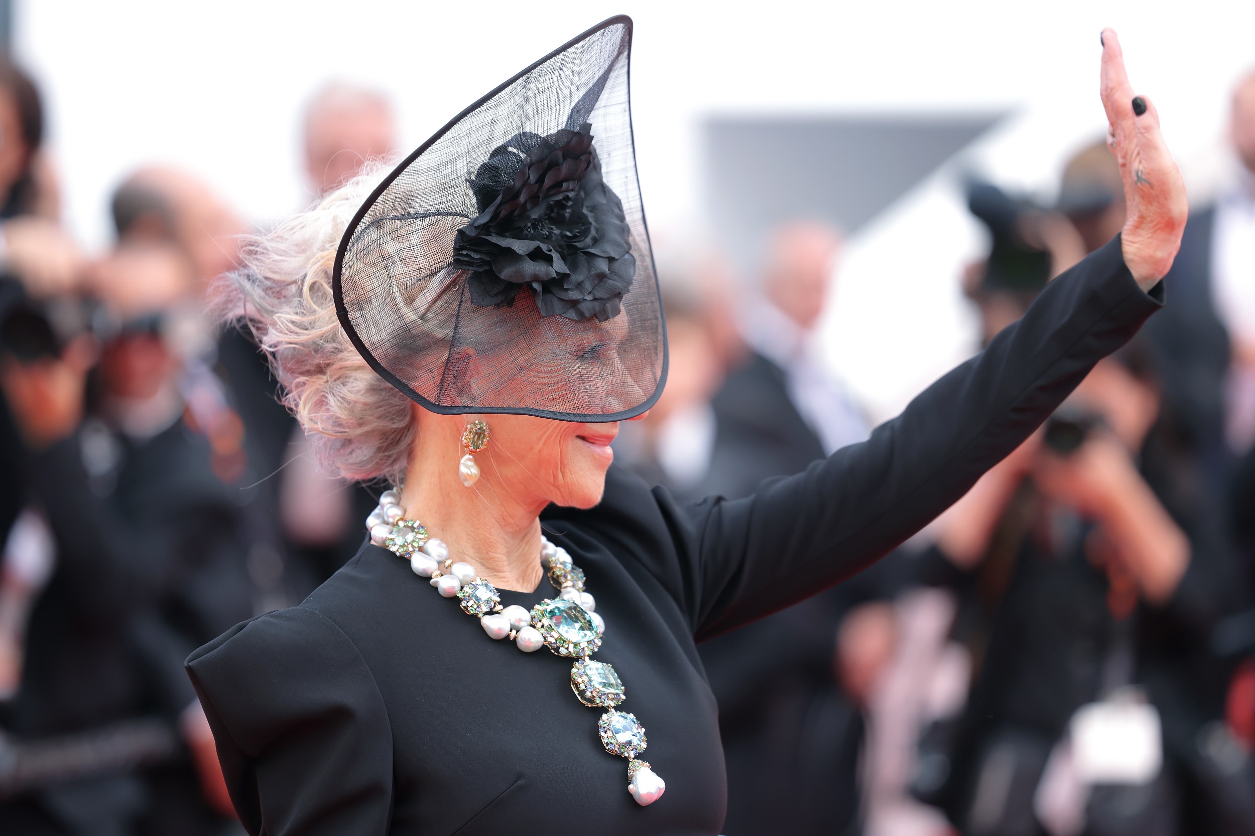 With a wave of the hand and a serene smile, Mirren commands the red carpet like a true empress—her towering statement necklace echoing her poise, regality, and unspoken command of the room.