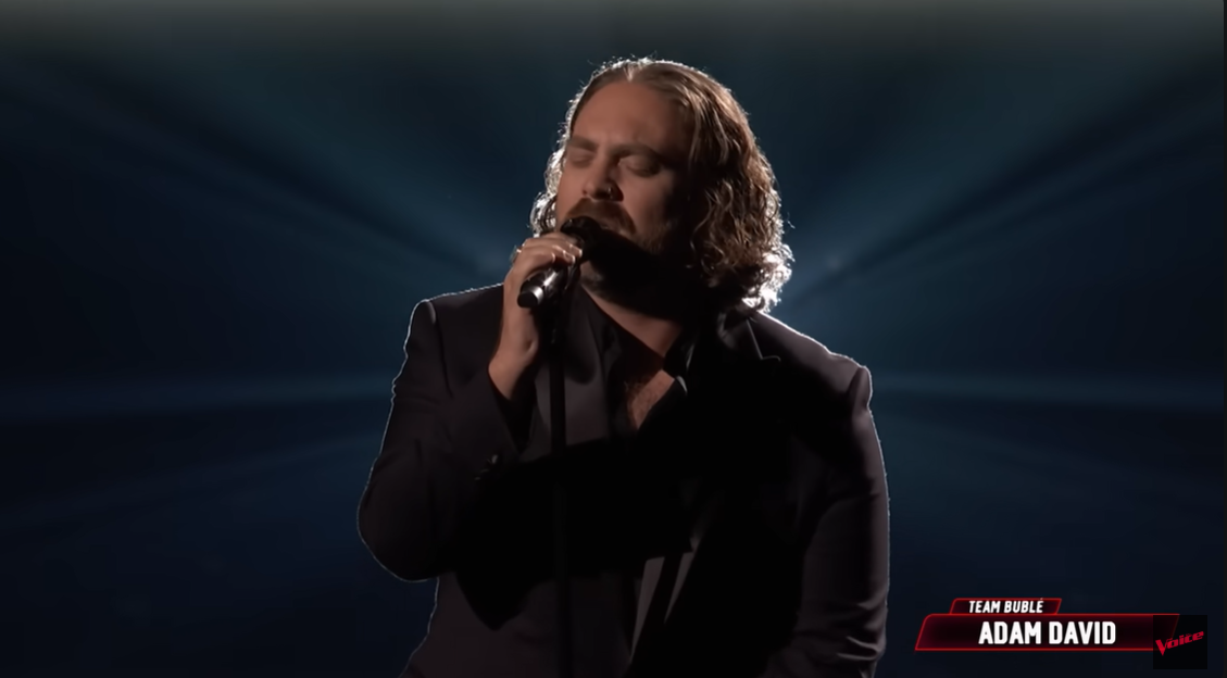 Adam David sings with his eyes closed during his final performance, focusing fully on the song’s emotional delivery | Source: YouTube/nbcthevoice