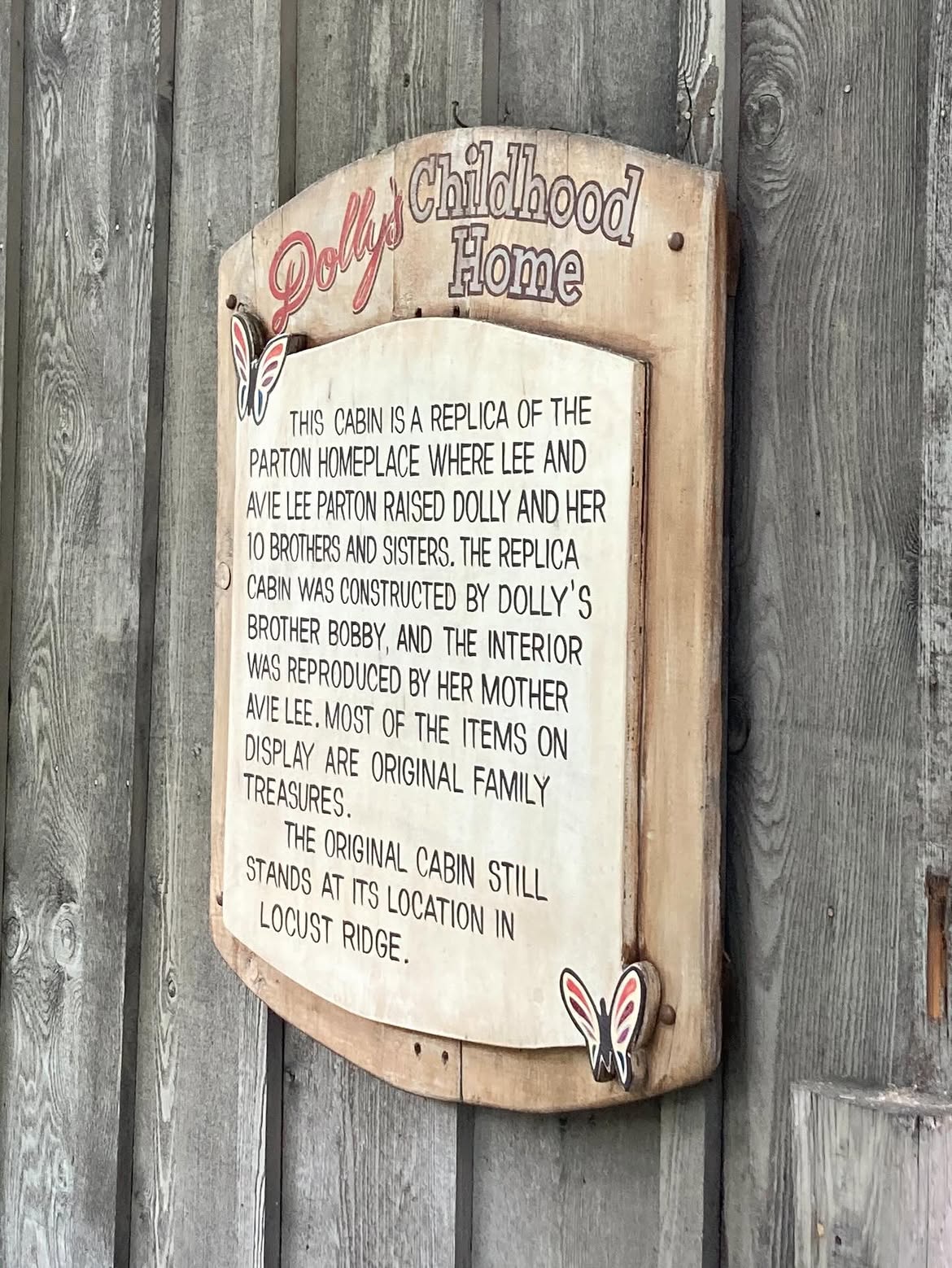 The Dollywood display explains that Dolly's brother Bobby constructed the replica while their mother, Avie Lee, reproduced its interior. It also notes that many items displayed inside are original Parton family treasures and that the real cabin remains in Locust Ridge. | Source: Instagram/historylizzie