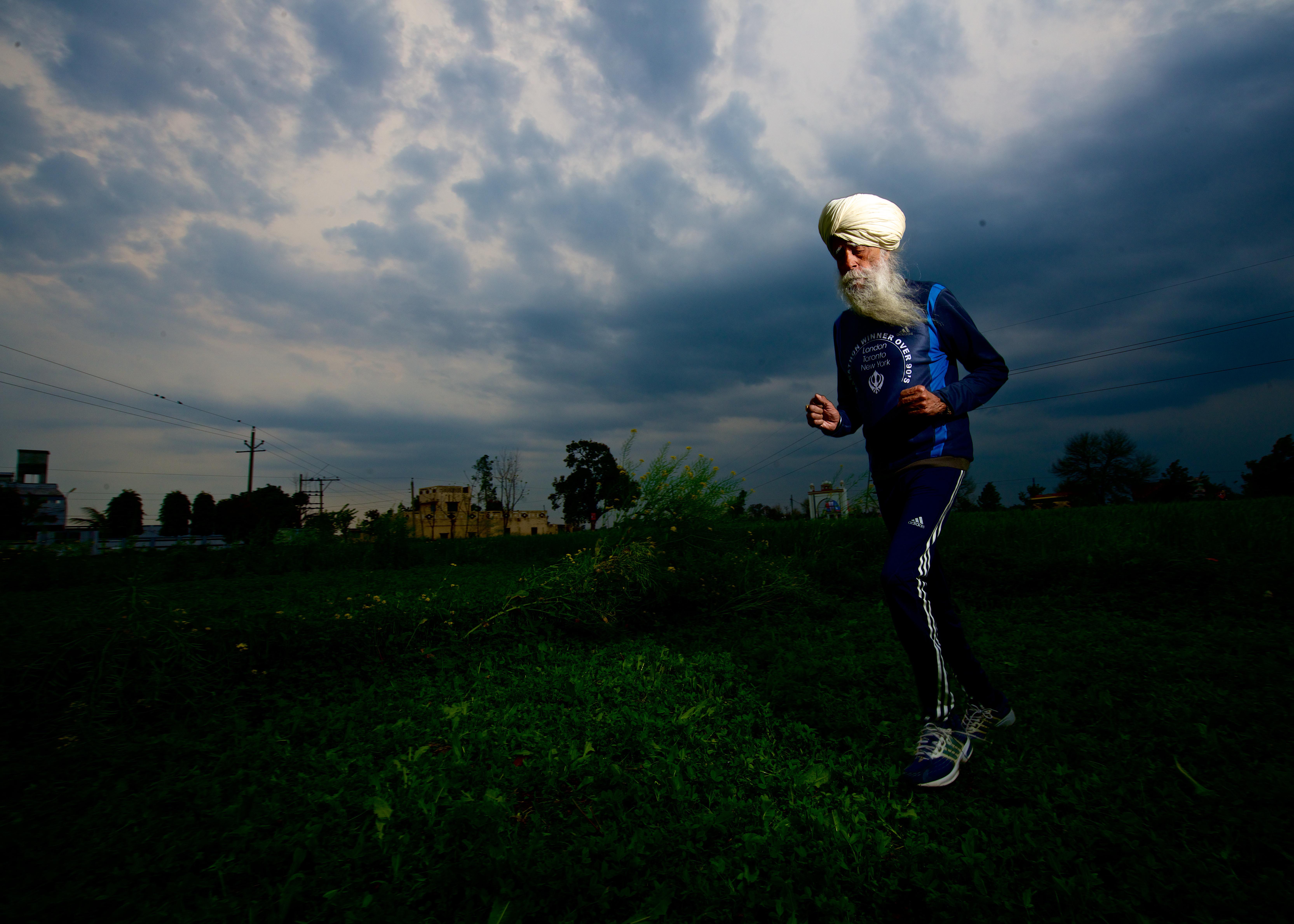 Fauja Singh at age 102, running at his home in Beas, India on March 20, 2014. | Source: Getty Images