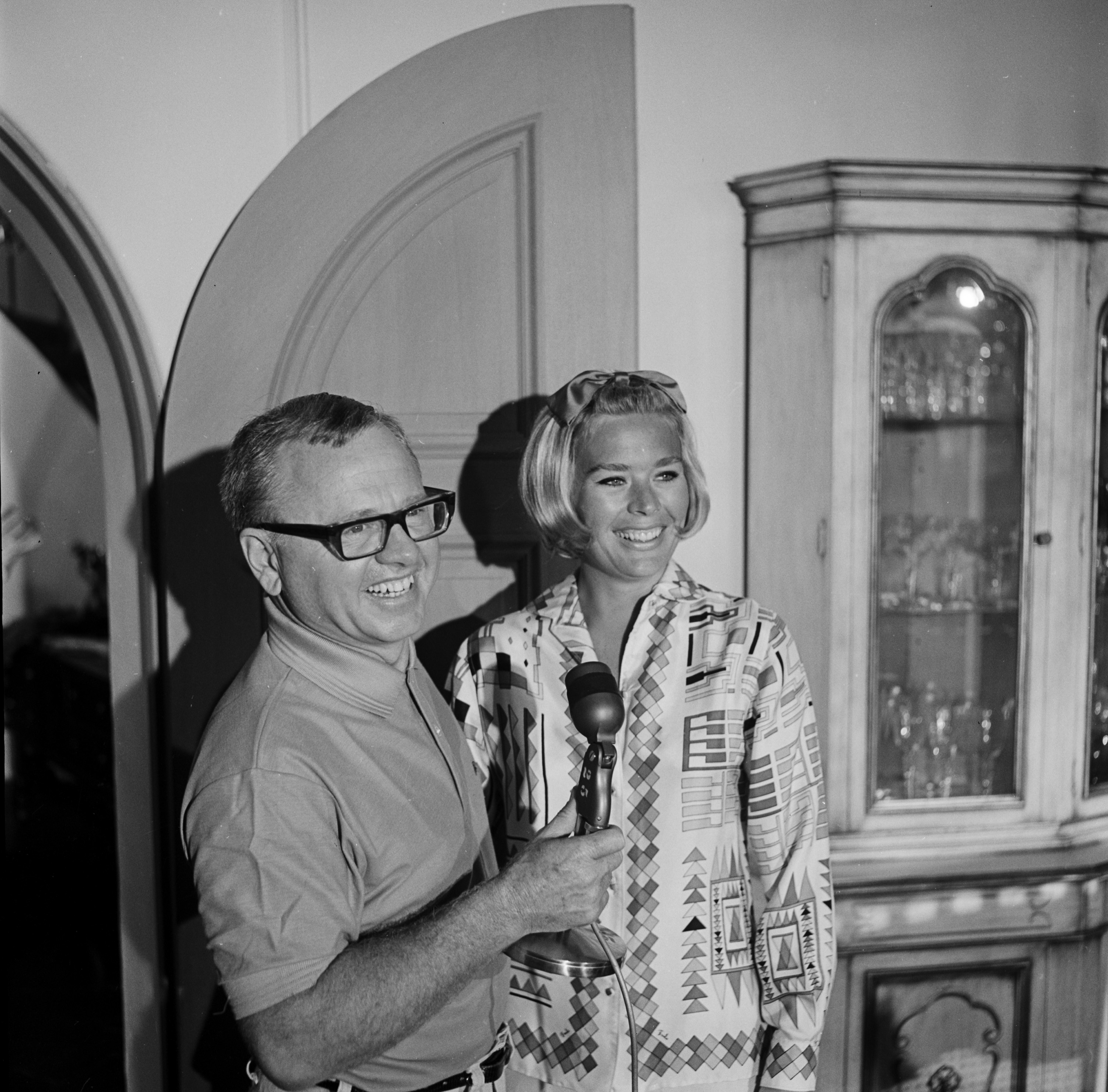 Mickey Rooney and Barbara Ann Thomason filming the Disney sitcom "Mickey," circa 1964. | Source: Getty Images