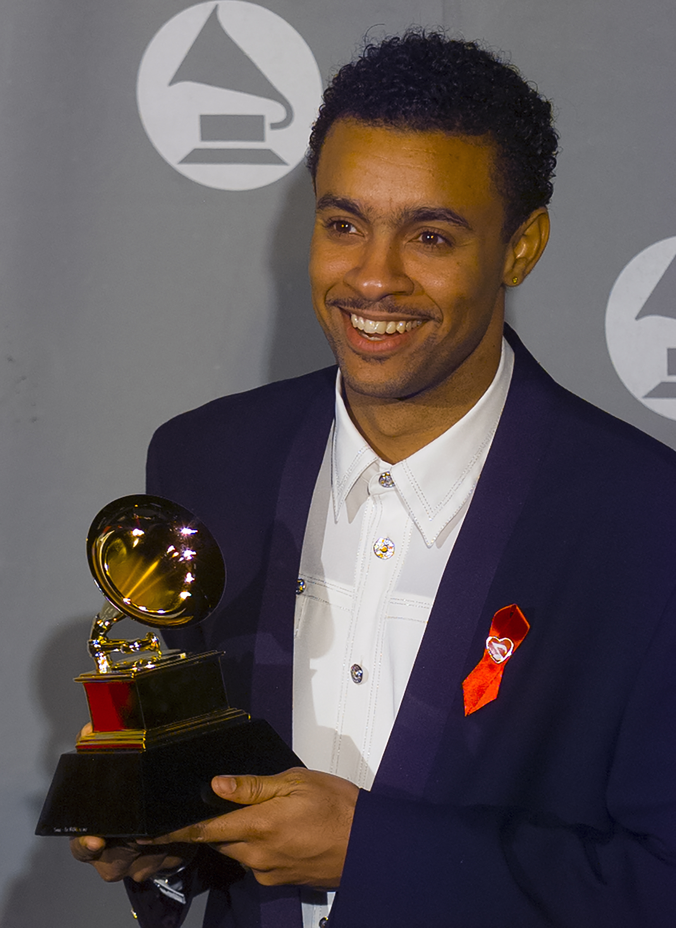 Shaggy smiles while holding a Grammy Award during the 38th Annual Grammy Awards in Los Angeles on February 28, 1996 | Source: Getty Images