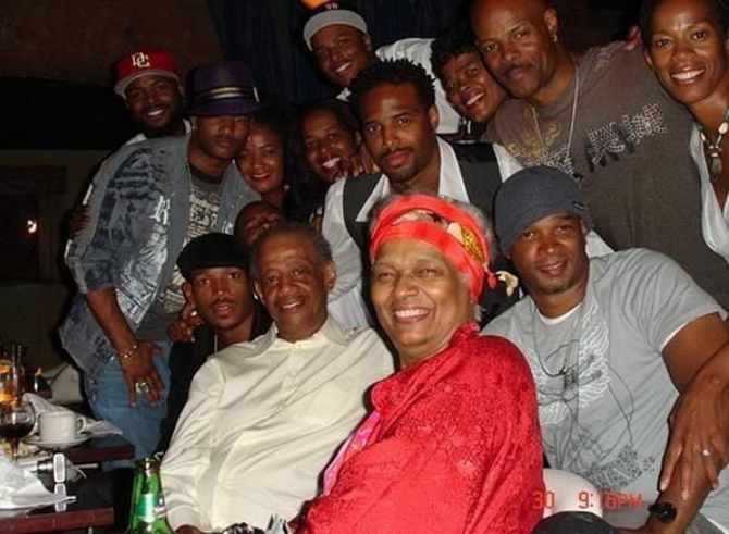 The Wayans siblings with their father and mother in a post for their father's birthday on June 21, 2020 | Source: Instagram/marlonwayans