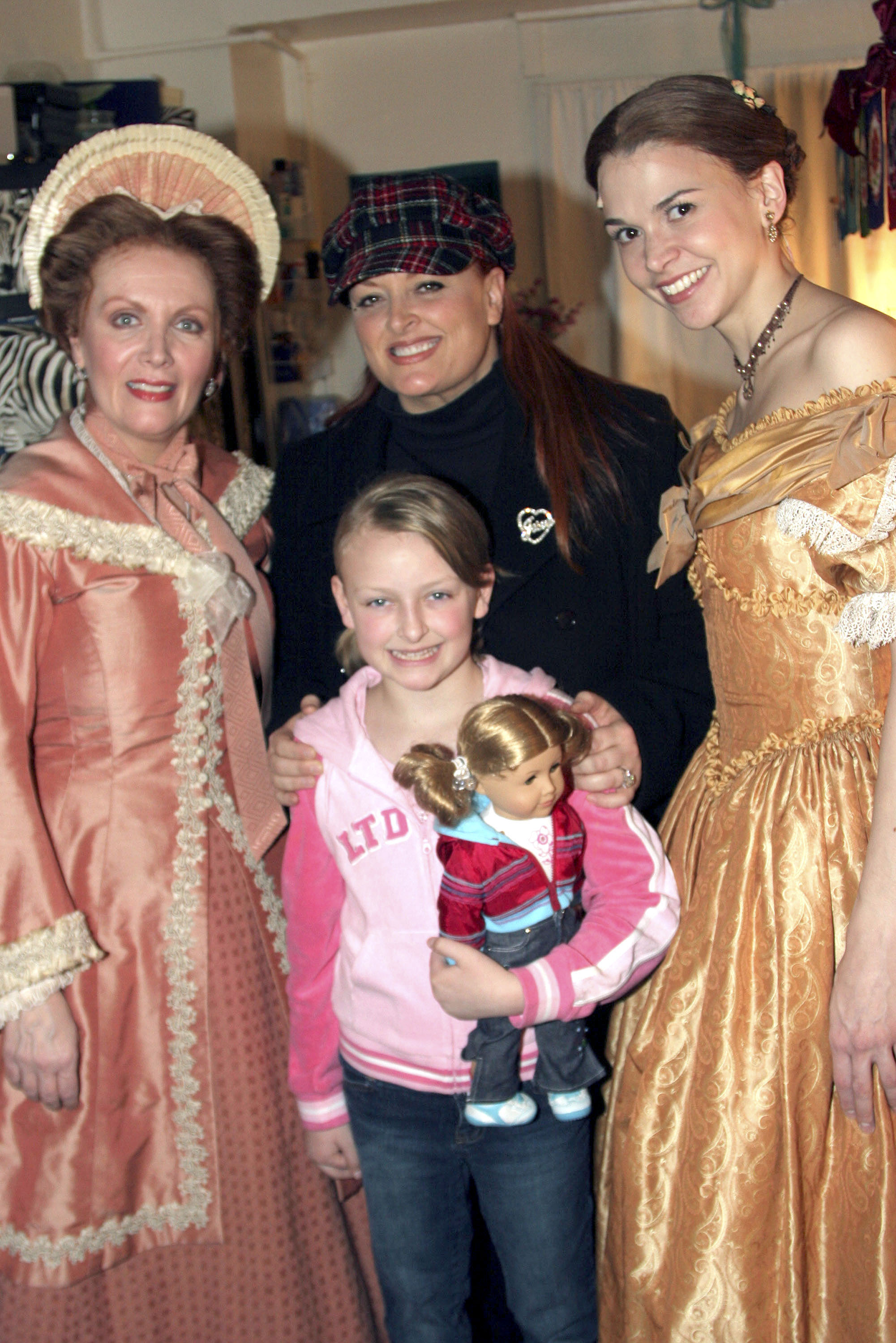 Grace Kelley poses with her mother Wynonna Judd and others backstage at "Little Women" on Broadway, March 23, 2005 | Source: Getty Images