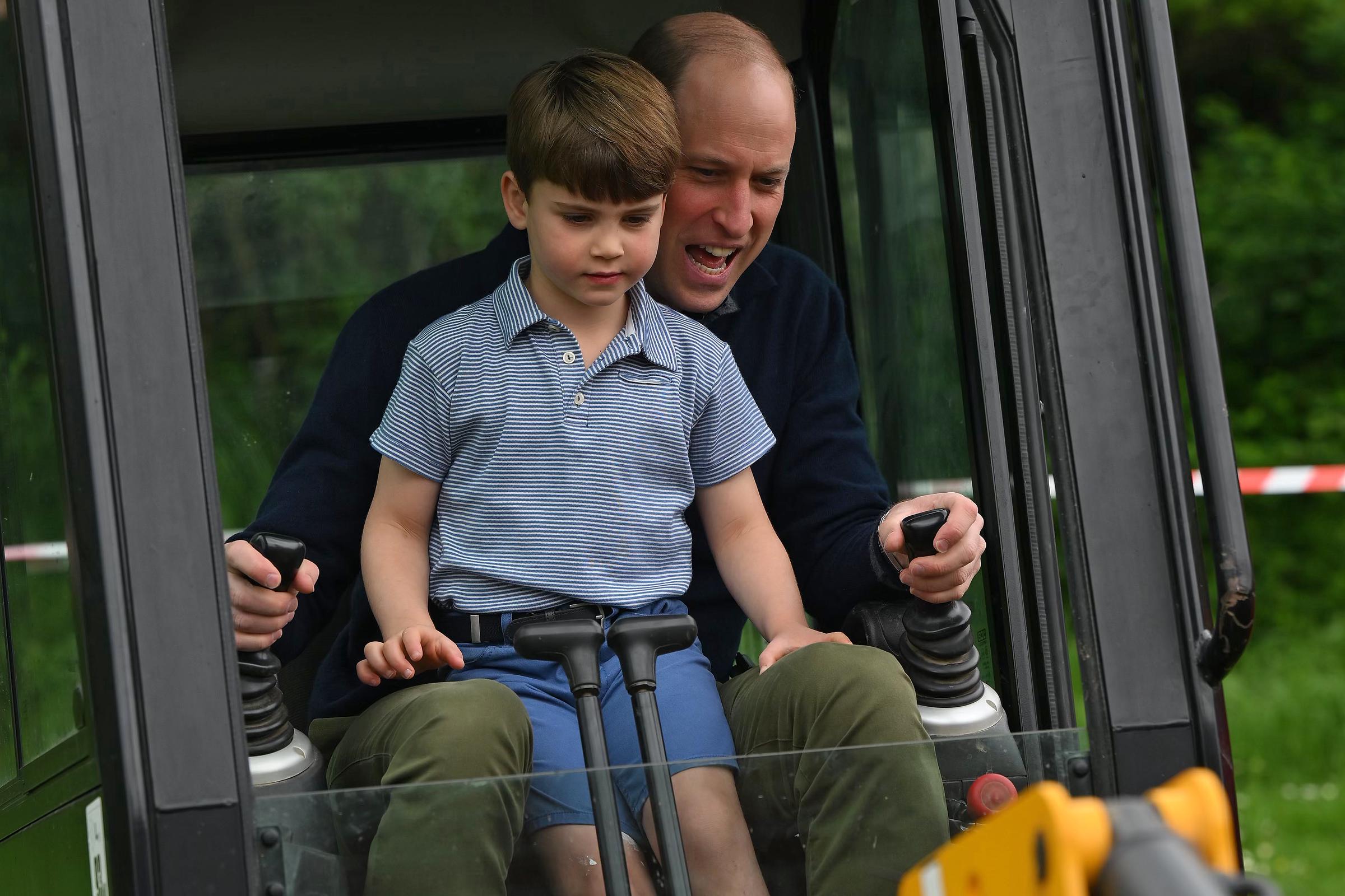 Prince William and Prince Louis operate a digger during The Big Help on May 6, 2023 in Westminster Abbey. | Source: Getty Images