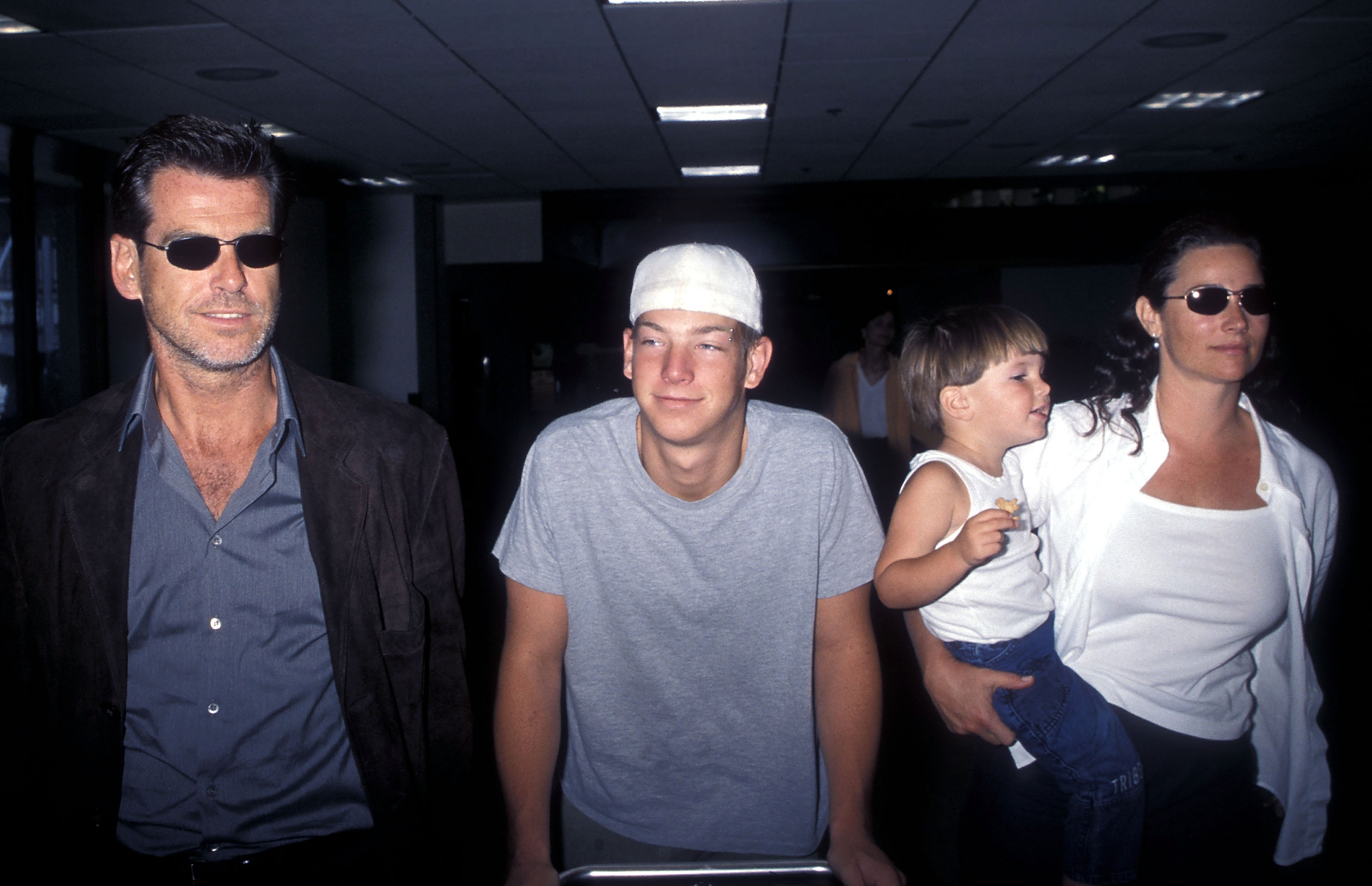 Pierce Brosnan, Sean Brosnan, Dylan Brosnan, and Keely Shaye Smith at the Los Angeles International Airport in Los Angeles, California, on July 29, 1999. | Source: Getty Images