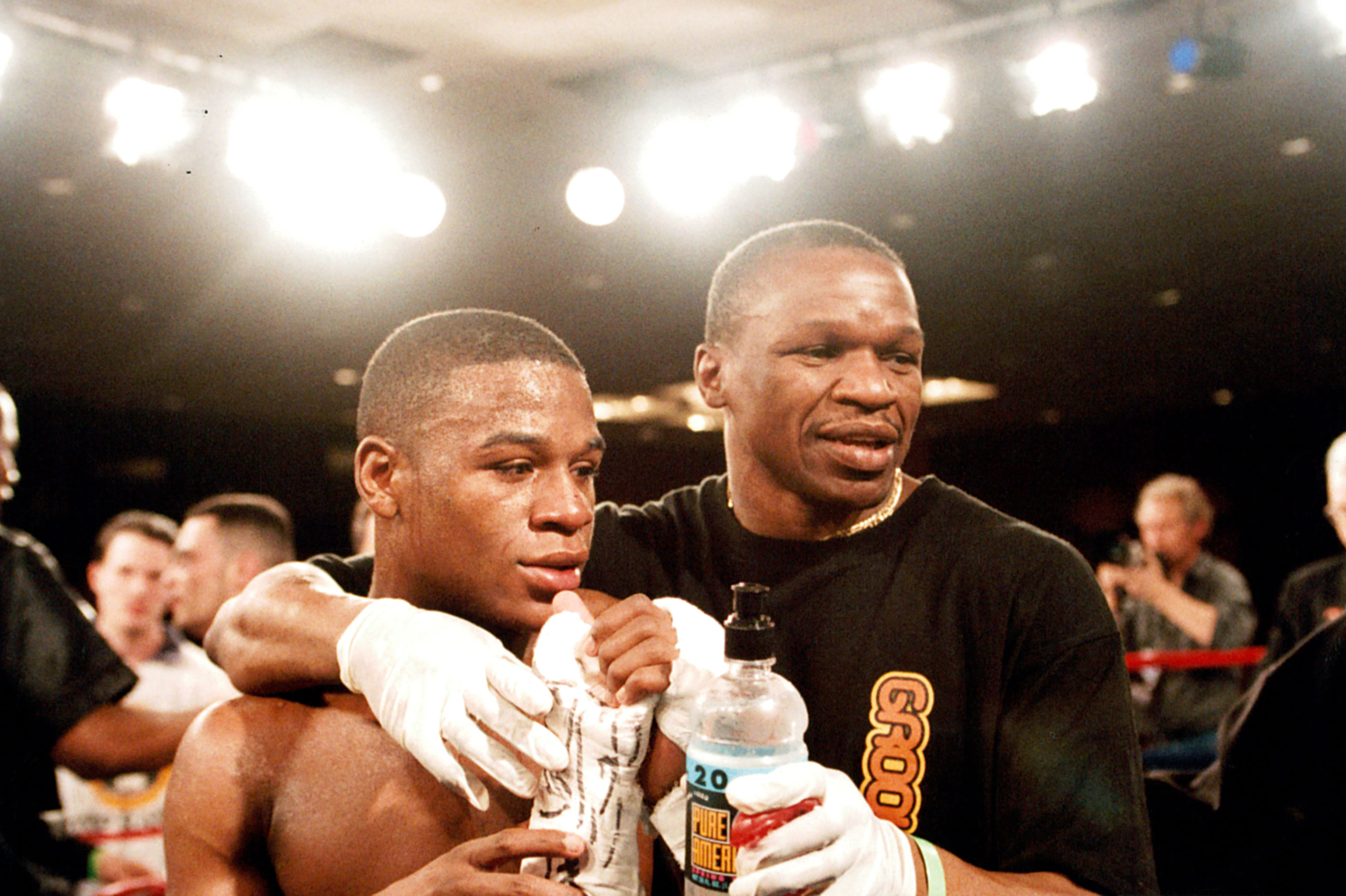 Floyd Mayweather Jr. is hugged by his father Floyd Mayweather Sr., after winning the fight against Sam Girard on February 28,1998 | Source: Getty Images