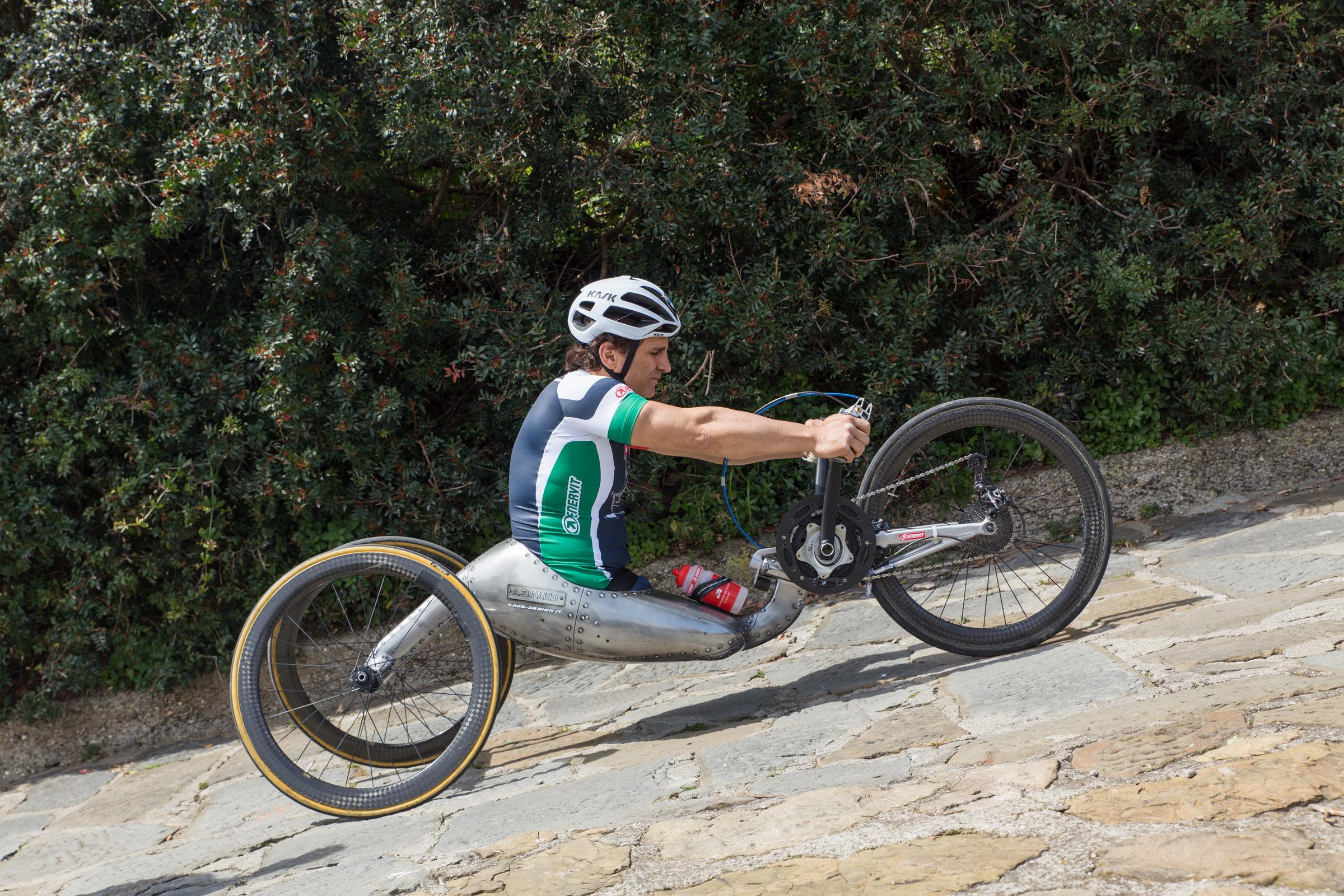Alex Zanardi photographed on a handbike on the streets of Castiglione della Pescaia, Tuscany, Italy, in 2020. | Source: Getty Images