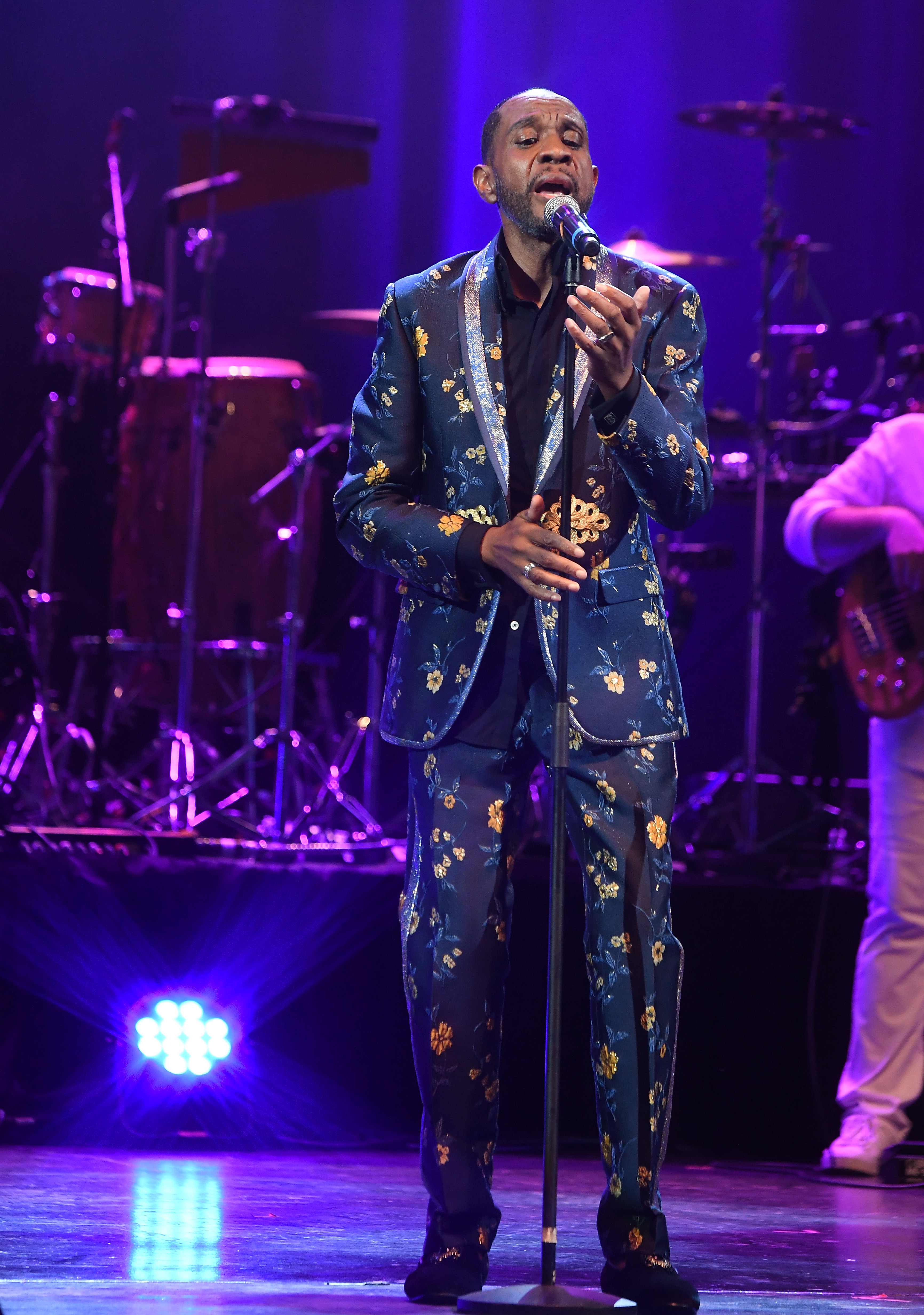 In 2019, the R&B soul singer performed onstage during a concert in Mableton, Georgia. His music had become part of his fans’ lives, with his family later thanking everyone who had “sang along, danced, or felt something” when he took the stage. | Source: Getty Images