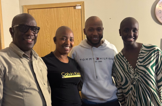 Carrie Everett smiling with loved ones. | Source: GoFundMe/Help Carrie beat cancer!