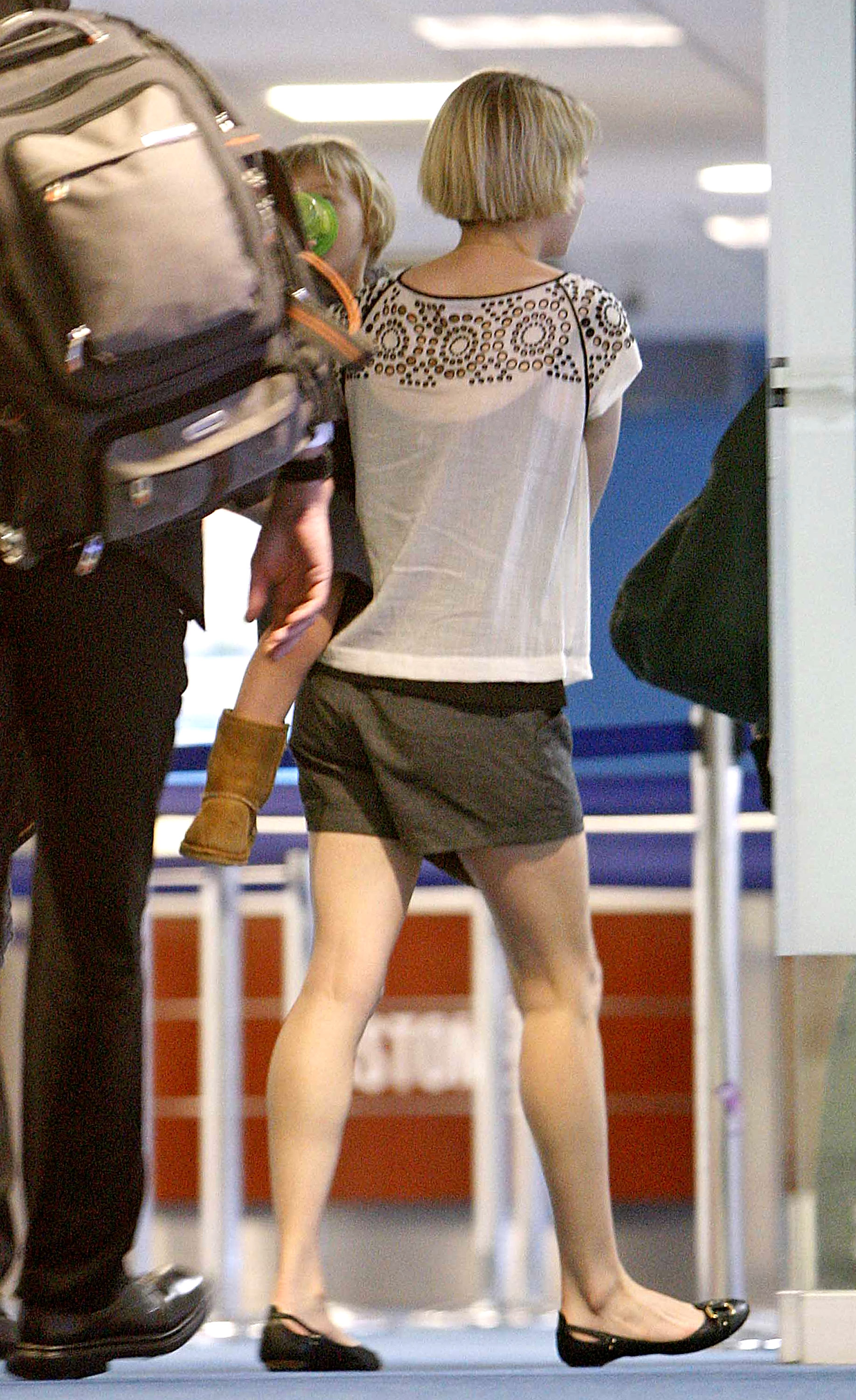 Michelle Williams and her daughter Matilda Rose Ledger are seen leaving Sydney at Kingsford Smith Airport on February 10, 2008 | Source: Getty Images