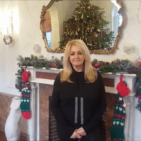 The fan was confused about the whole situation, thinking Bonnie Tyler and Robert Sullivan had an open-minded relationship. This is a photo of the singer on Christmas in 2019. | Source: Facebook/Bonnie Tyler