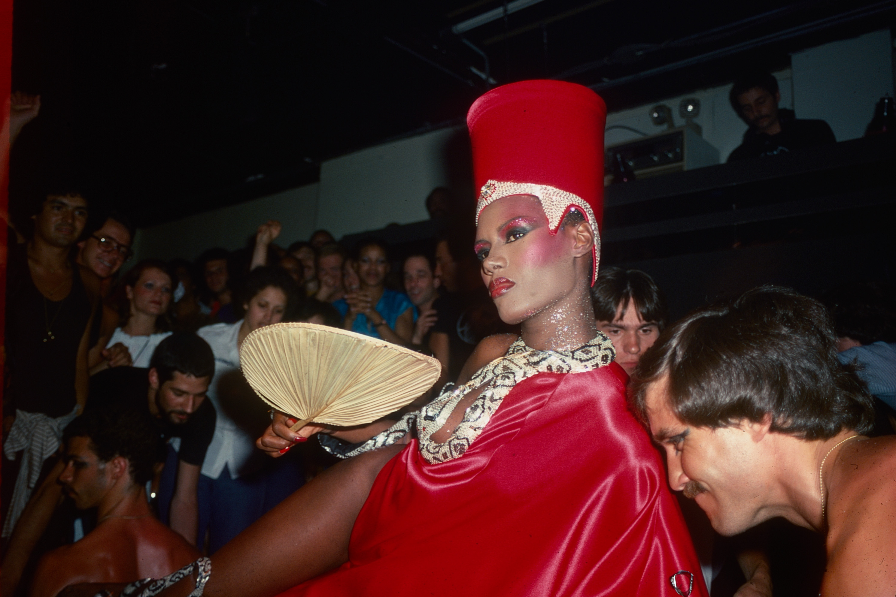 Grace Jones being carried prior to a performance in New York on June 1, 1977. | Source: Getty Images