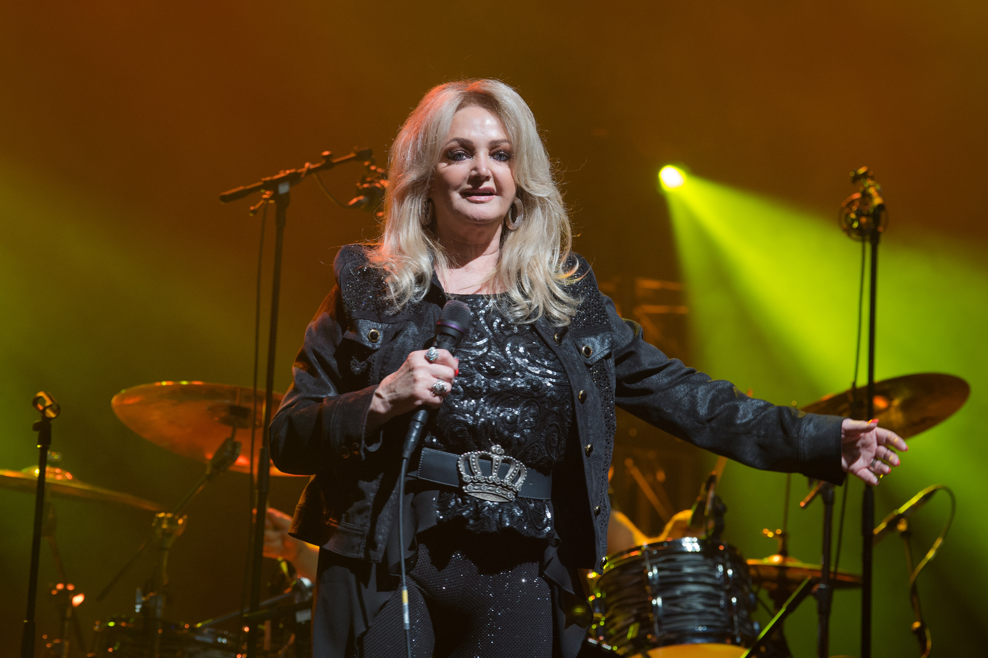 Robert Sullivan was 42 years older than this fan. At this event, Bonnie Tyler performed at L'Olympia on May 20, 2019, in Paris, France. | Source: Getty Images