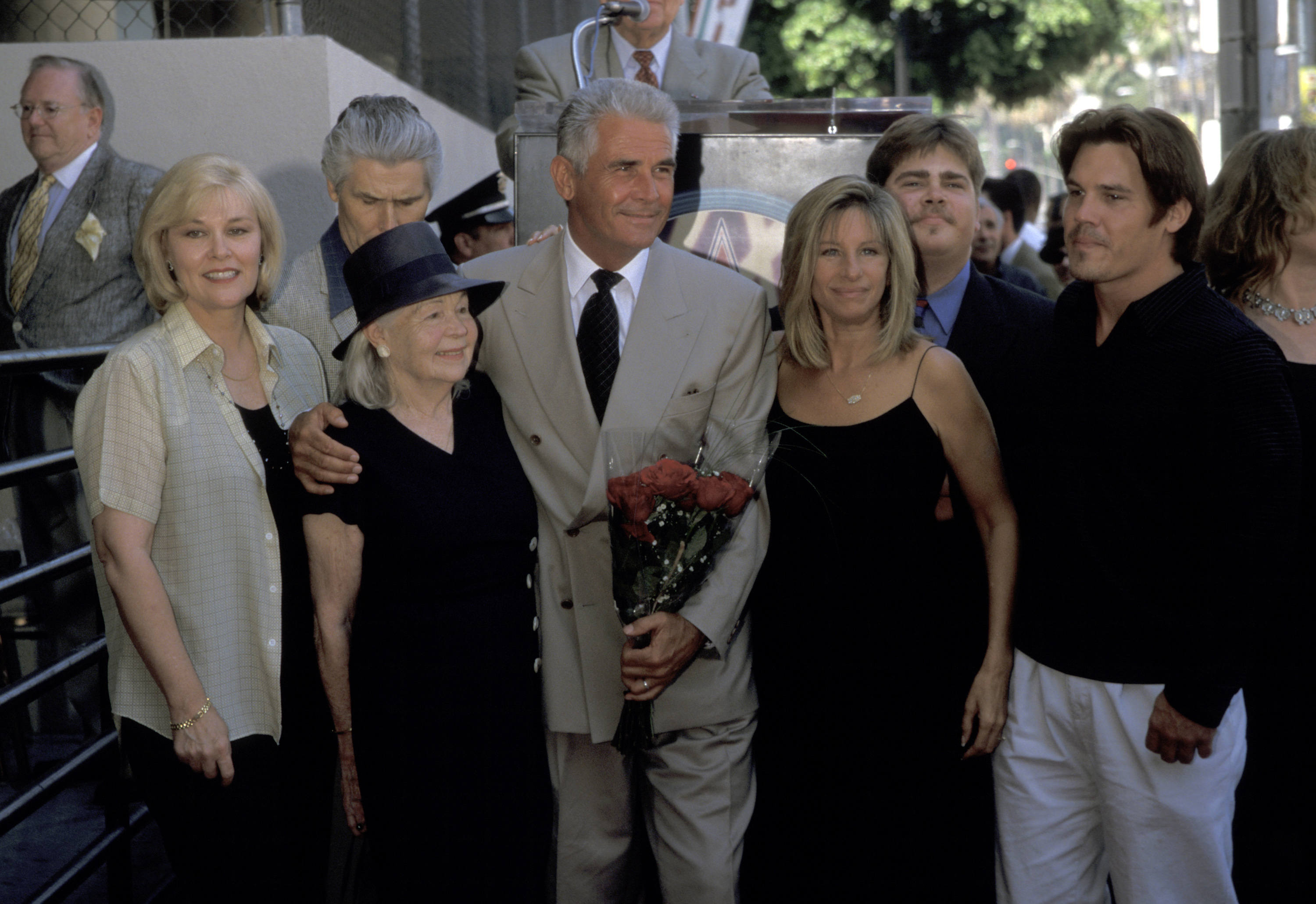 Barbra Streisand with James, Jess, and Josh Brolin, and other family members pictured on August 27, 1998 | Source: Getty Images