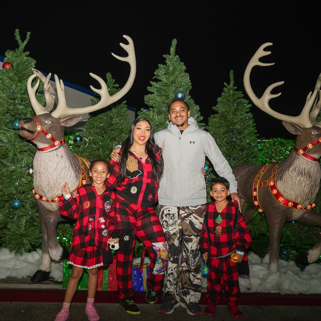 Corde Broadus and Soraya pose with two of their children | Source: Instagram/e11evenandskylove