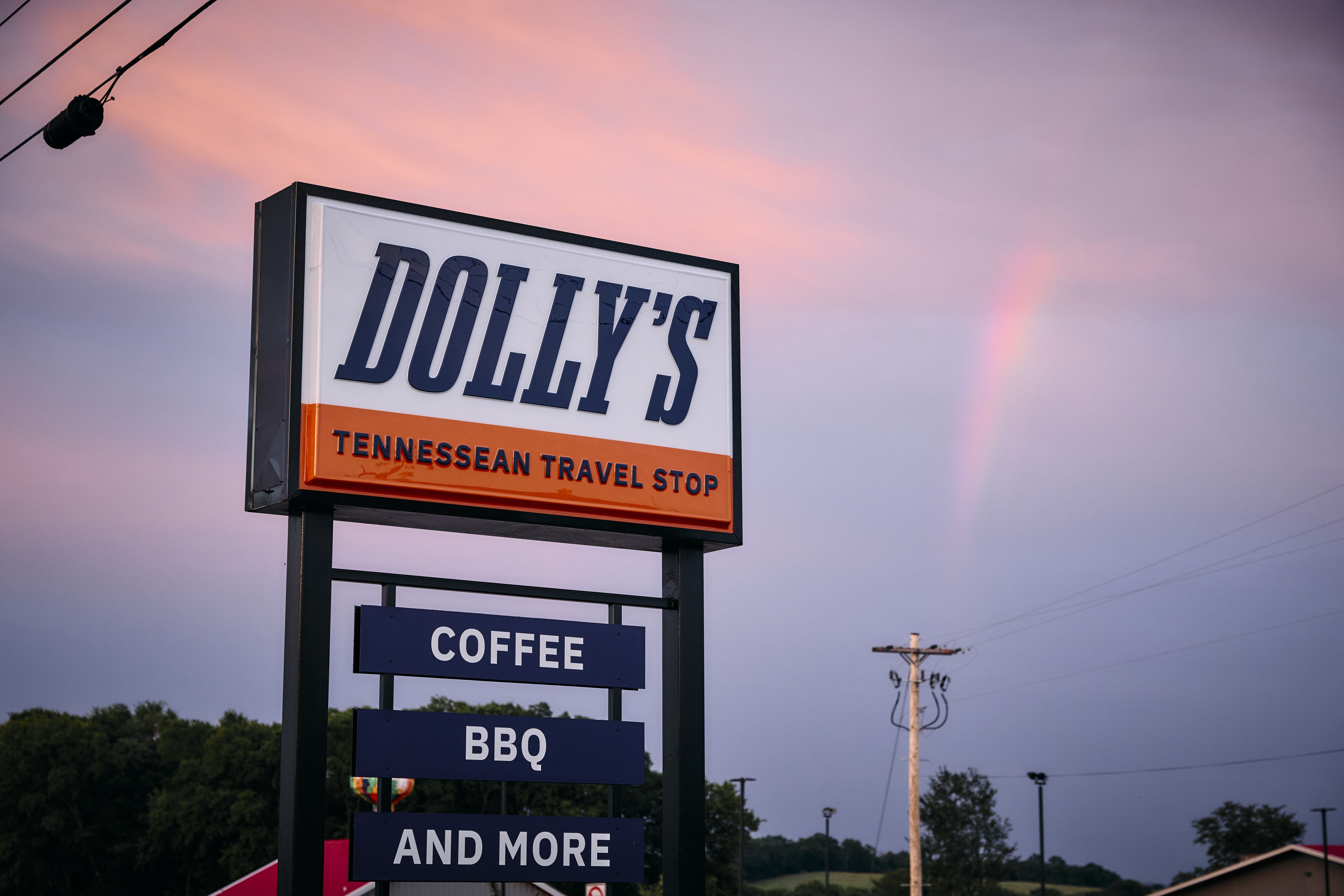The Cornersville event gave fans an unexpected final glimpse of Parton just two months before her death. Those who attended remembered her as her familiar "happy, spunky self," even as her handlers were reportedly being careful with her that day. | Source: Getty Images
