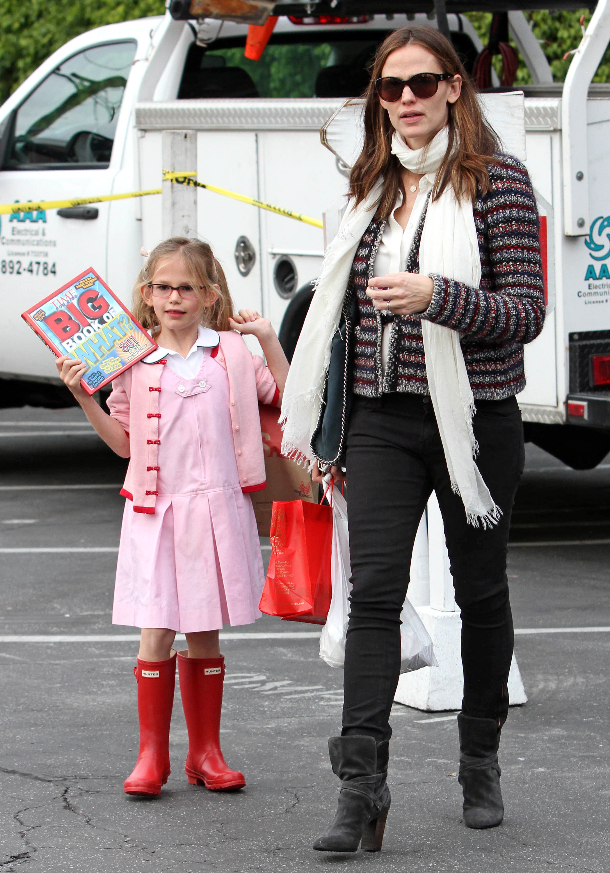 Violet Affleck and Jennifer Garner photographed on January 24, 2013, in Los Angeles, California. | Source: Getty Images