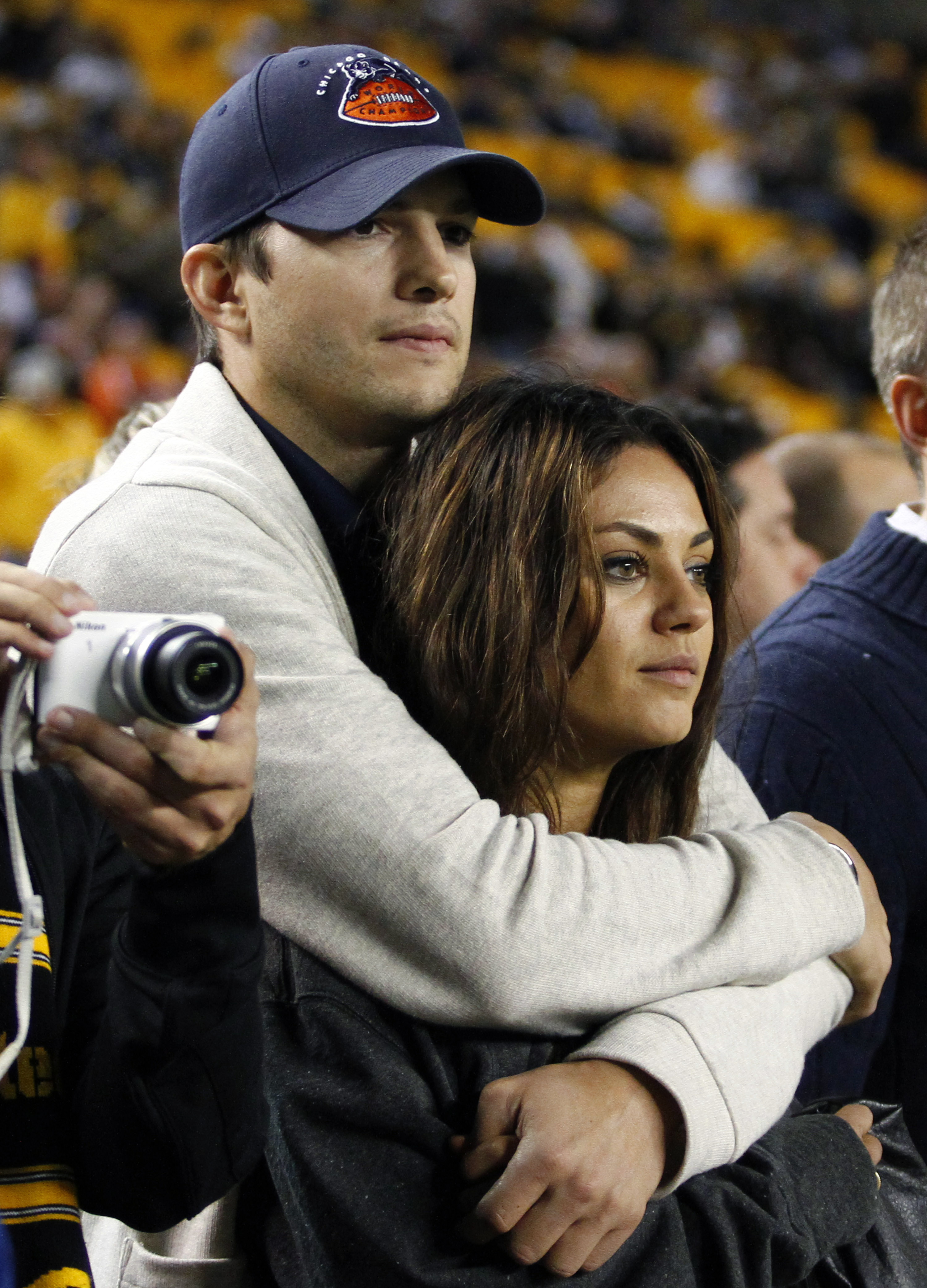 Ashton Kutcher and Mila Kunis ahead of the game between the Chicago Bears and the Pittsburgh Steelers on September 22, 2013, at Heinz Field in Pittsburgh, Pennsylvania. | Source: Getty Images