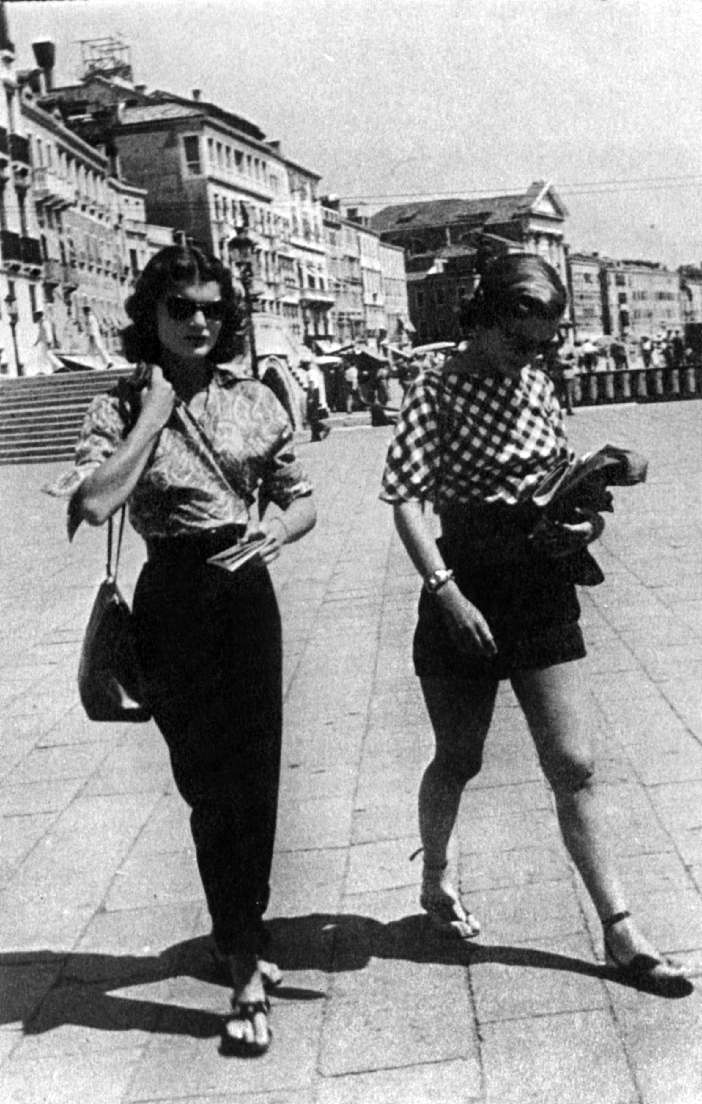 Jacqueline Kennedy Onassis and Lee Radziwill in Venice, Italy, in 1951. | Source: Getty Images