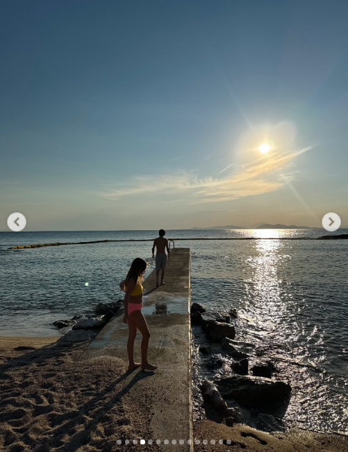 Rani and Bing were seen walking at the beach in the photos posted on July 2, 2026, which Kate Hudson deemed as the perfect way to start a vacation. | Source: Instagram/katehudson