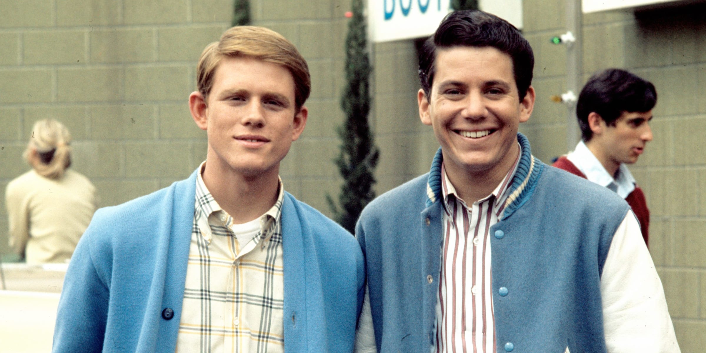 The actor and another cast member on "Happy Days" Season 1 in 1974 | Source: Getty Images