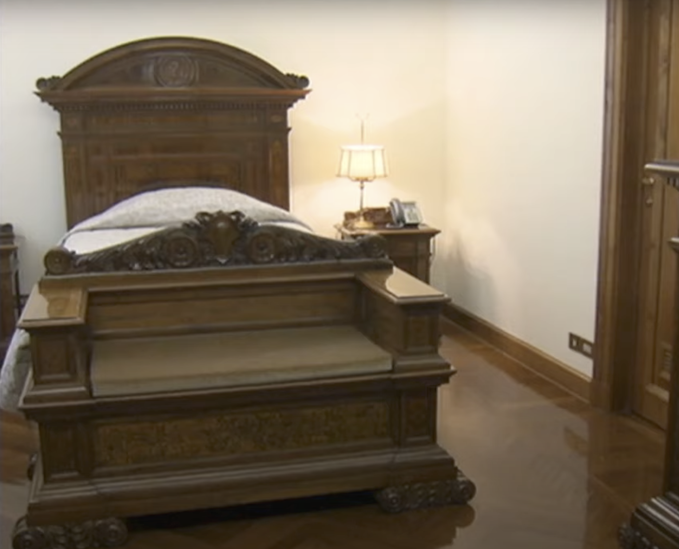The Roman Bishop's bedroom | Source: YouTube/CNN