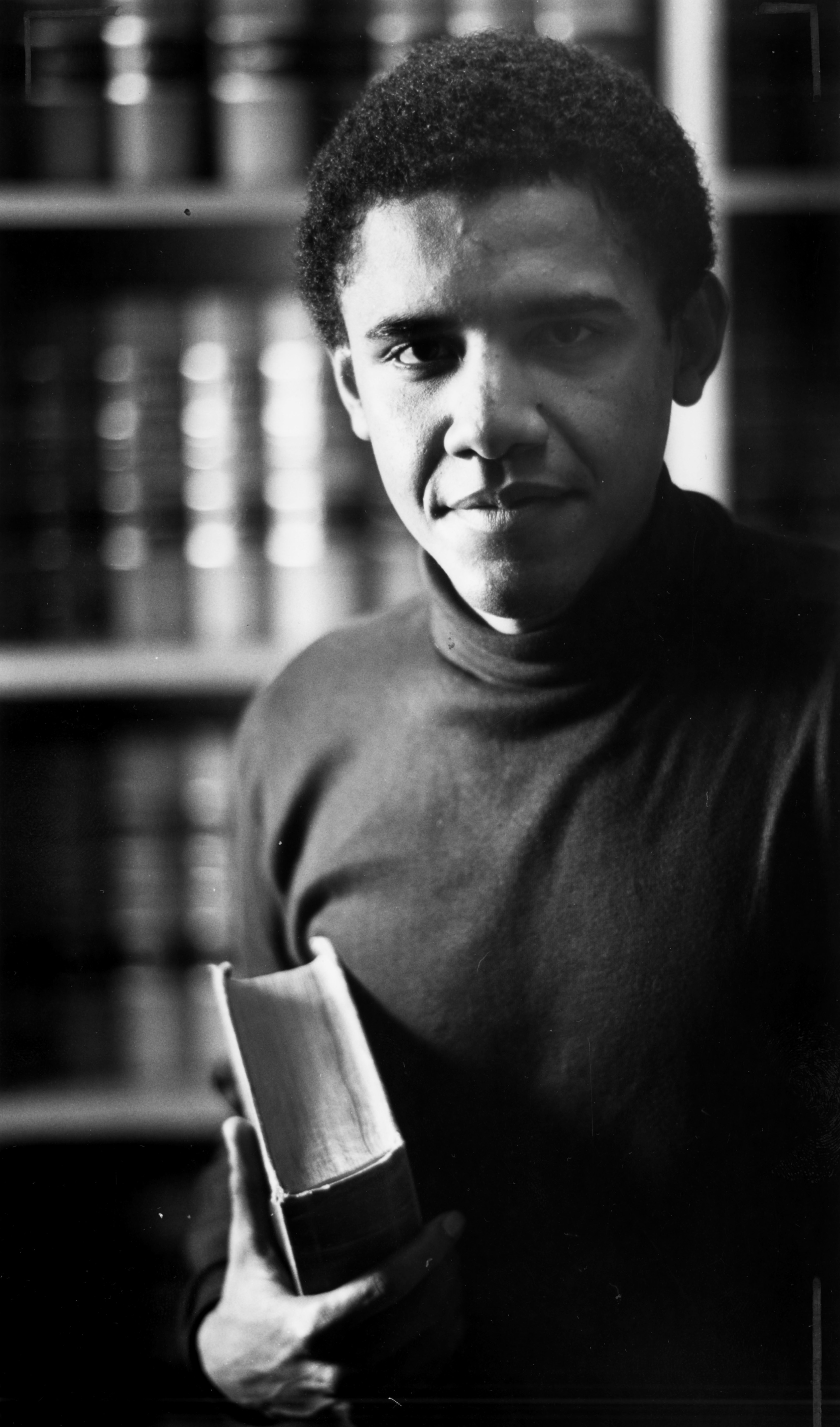 Barack Obama in The Harvard Law Review's library in Cambridge, Massachusetts on February 5, 1990 | Source: Getty Images