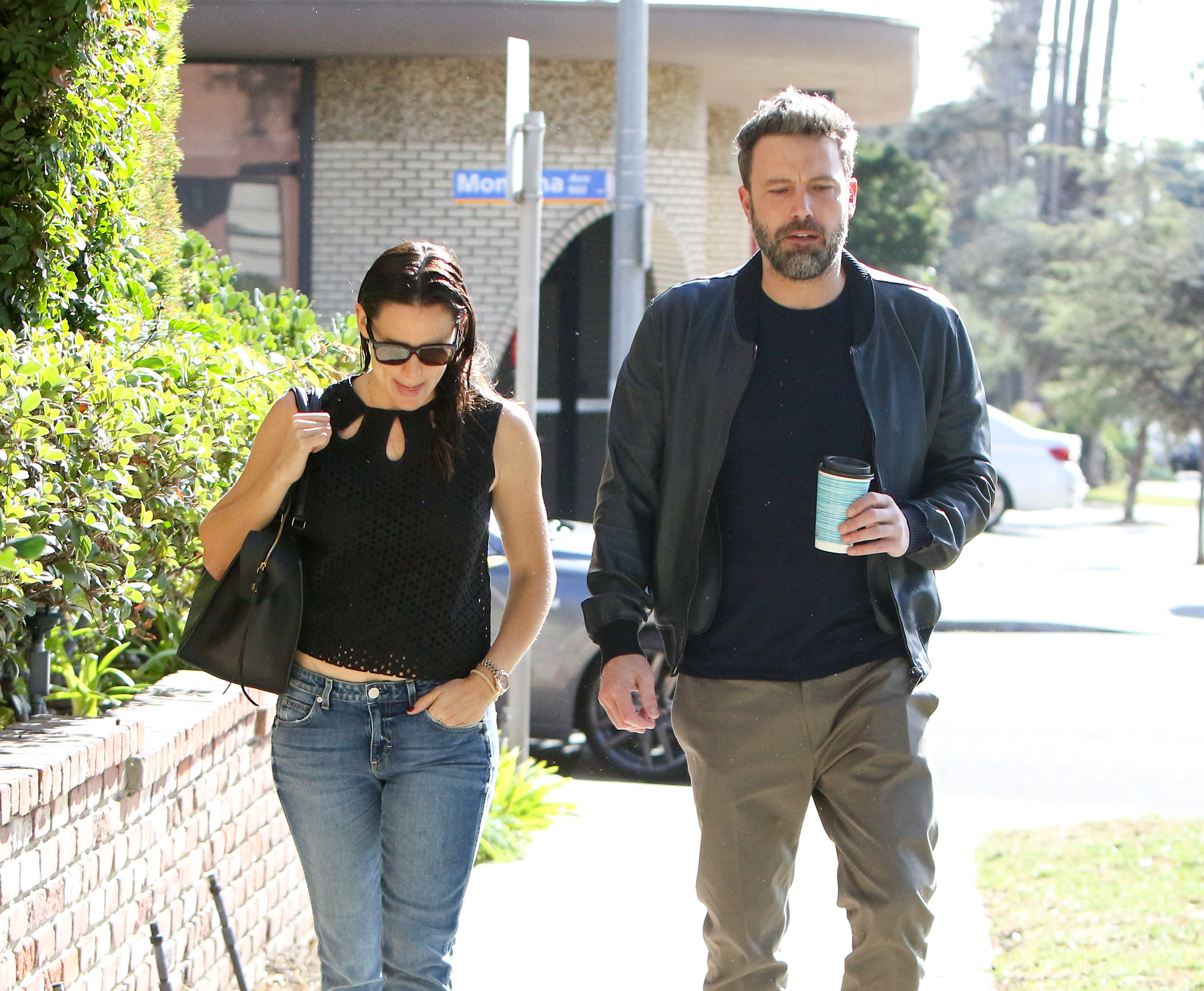Jennifer Garner and Ben Affleck spotted walking together in Los Angeles on November 19, 2016 | Source: Getty Images