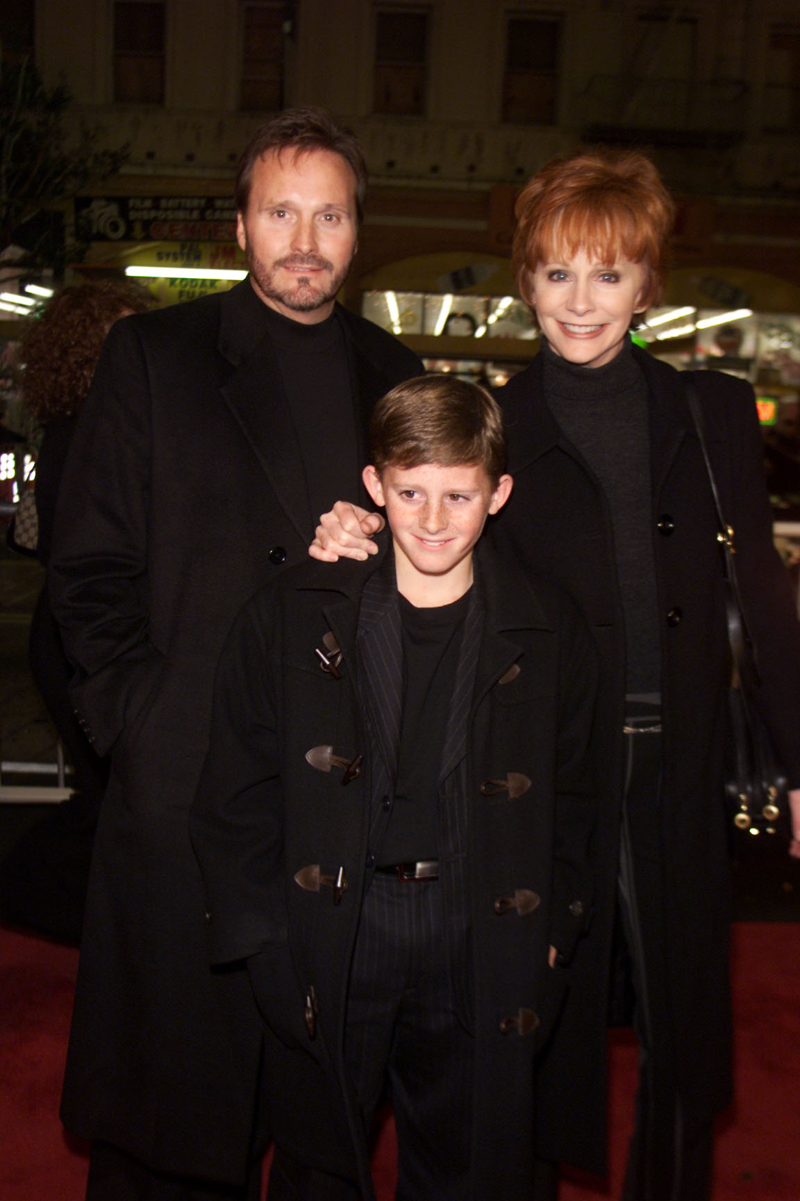 Reba McEntire and Narvel Blackstock with their son at the premiere of "A Walk To Remember" on January 23, 2002, in Los Angeles, California. | Source: Getty Images