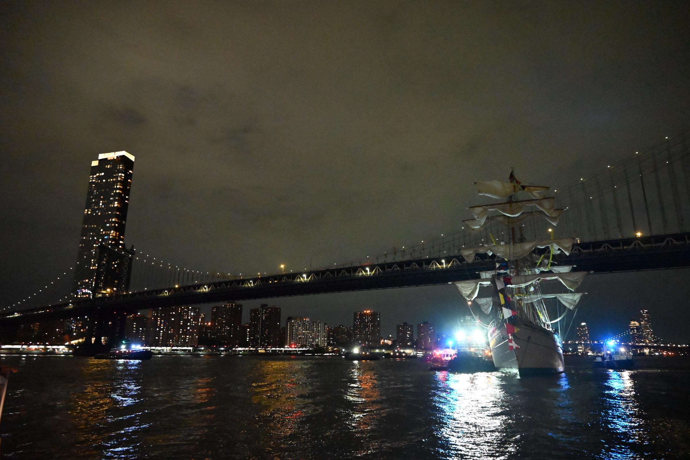 A view of the Cuauhtémoc being tended by the authorities | Source: Getty Images