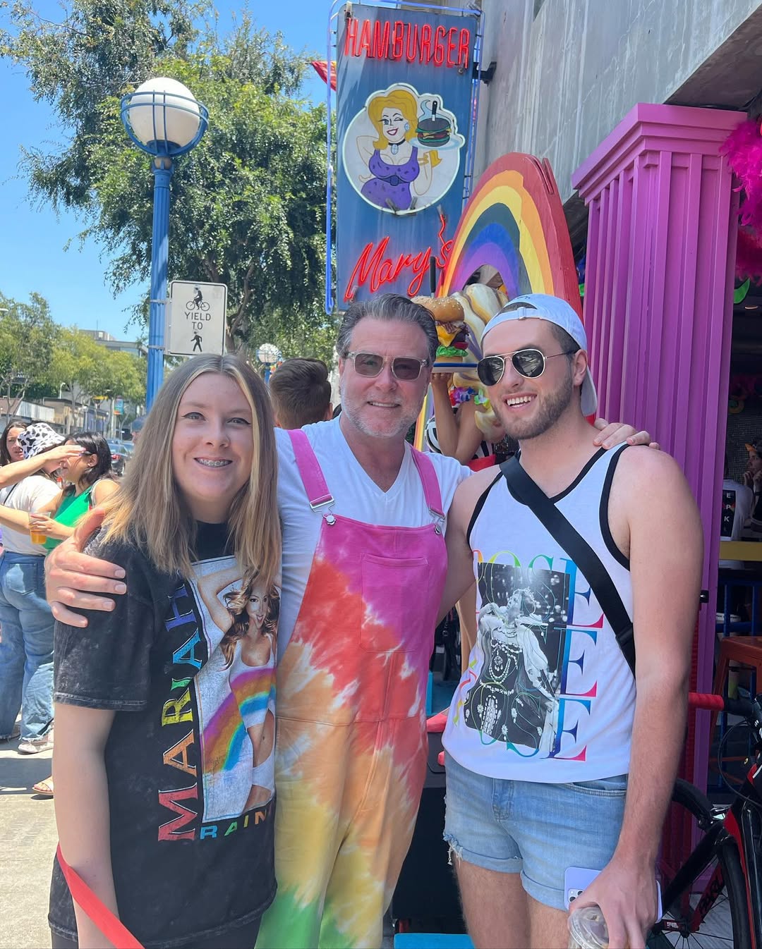 Dean McDermott poses with his children, from a post dated June 13, 2022 | Source: Instagram/imdeanmcdermott