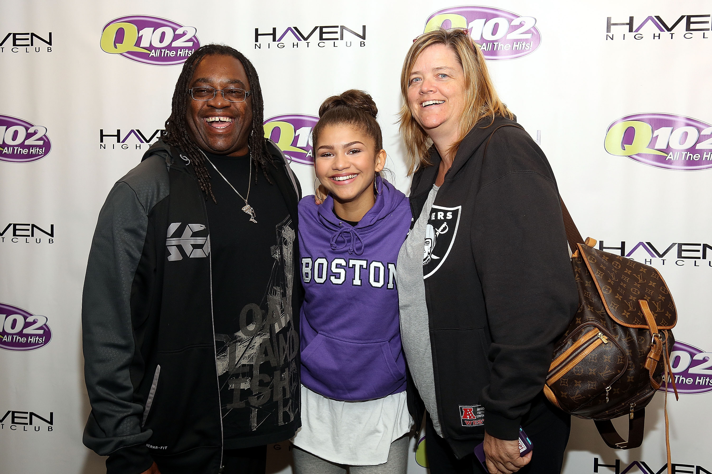 Zendaya has often credited her parents with helping shape the grounded values she carried into adulthood. Her mother, Claire Stoermer, marked her 30th birthday with a heartfelt throwback tribute and revealed they had just spoken on FaceTime.