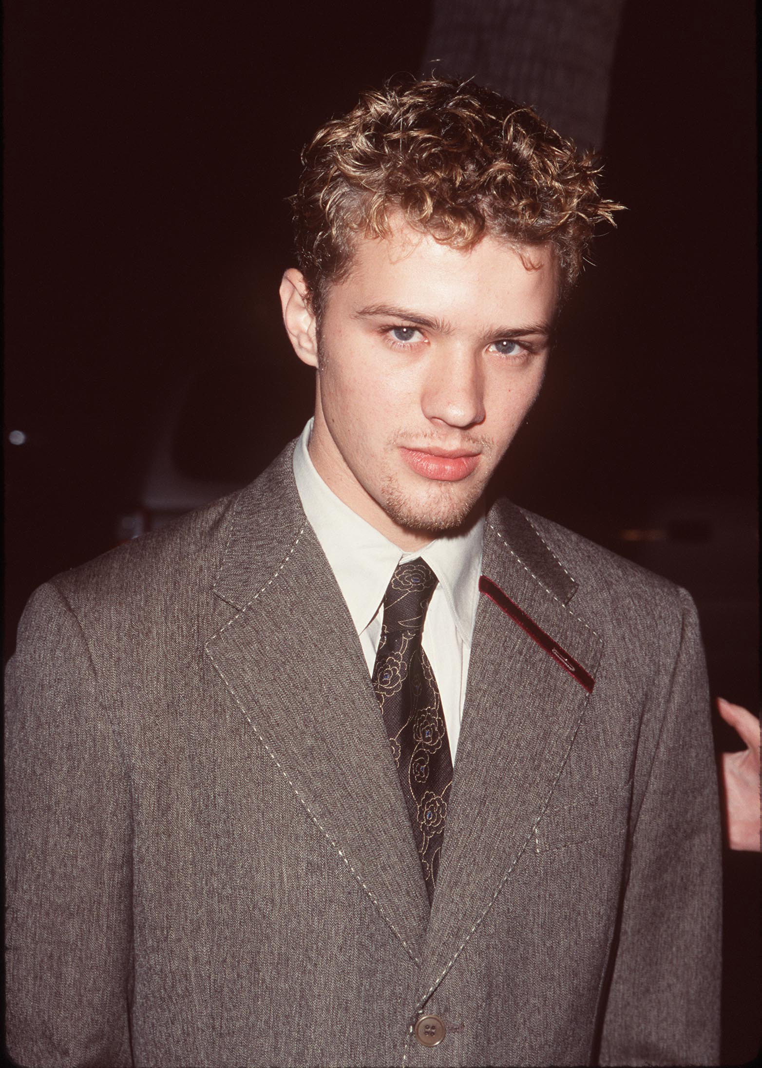 The celebrity attends the premiere of "Playing by Heart," 1998 | Source: Getty Images