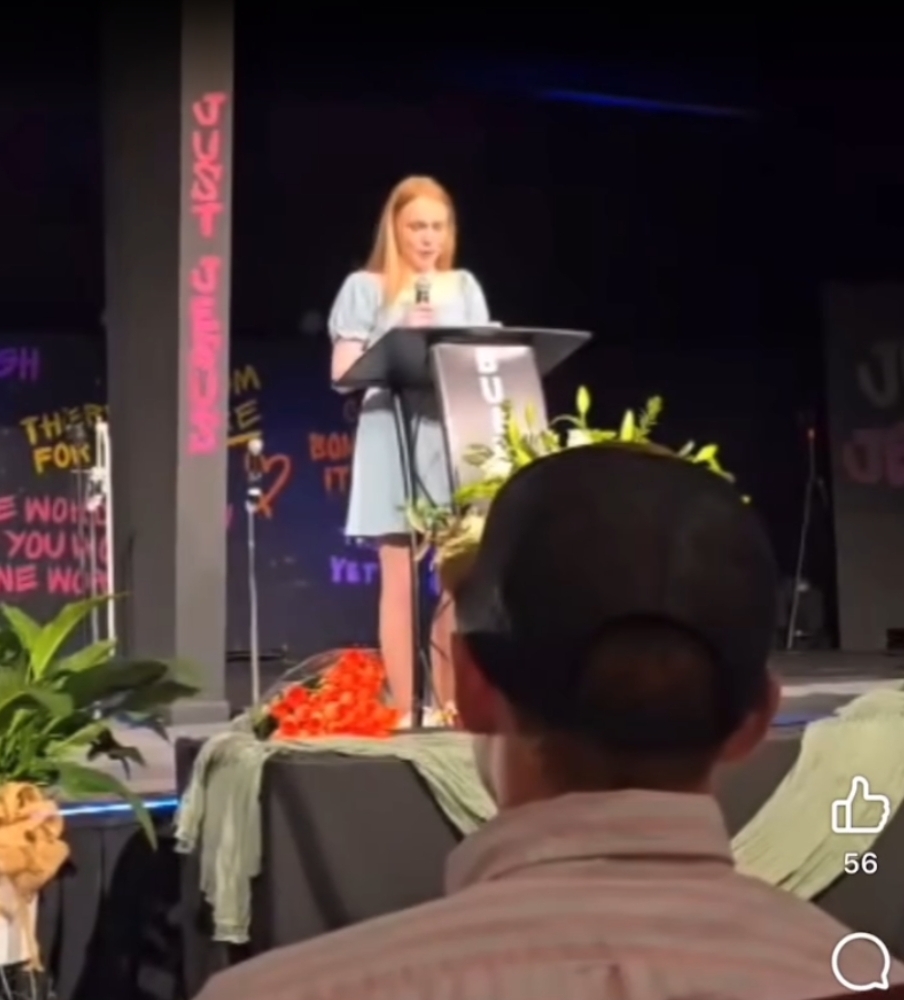 Sarah Patrick speaking during her parents' funeral | Source: Facebook/krysten.buckner