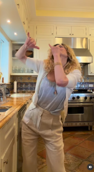 Bacon has joked that he and Sedgwick approach kitchen cleanup very differently. He said he cleans while cooking — and even cleans as she cooks. | Source: Instagram/kyrasedgwickofficial